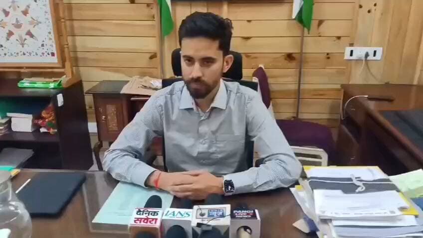 एसडीएम चंबा चिराग शर्मा ने जानकारी देते हुए बताया कि यात्रा मार्ग और विभिन्न स्थानों पर लगाए गए लंगरों का प्रशासन द्वारा लगातार निरीक्षण किया जा रहा है। Ajay Himachal News