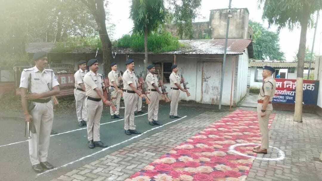 लातेहार एसपी ने बालूमाथ अंचल कार्यालय का किया निरीक्षण, लंबित मामलों के जल्द निपटारे का निर्देश
#लातेहार: पुलिस अधीक्षक लातेहार ने 10 सितंबर 2026 को बालूमाथ अंचल कार्यालय का निरीक्षण किया। इस दौरान उन्होंने कार्यालय के महत्वपूर्ण अभिलेखों, विभिन्न पंजियों और लंबित मामलों के निष्पादन की स्थिति की विस्तार से समीक्षा की।
एसपी ने कार्यालय परिसर की साफ-सफाई और सुरक्षा व्यवस्था का भी जायजा लिया। निरीक्षण के दौरान संबंधित अधिकारियों और कर्मचारियों को लंबित मामलों का जल्द निष्पादन करने और सभी अभिलेखों को व्यवस्थित रखने का निर्देश दिया गया।
उन्होंने आम जनता की समस्याओं का त्वरित समाधान सुनिश्चित करने के लिए भी आवश्यक दिशा-निर्देश दिए।
इस दौरान कार्यालय परिसर में पुलिस अधीक्षक को सलामी देकर सम्मानित किया गया।
#LateharNews #Balumath #JharkhandNews #LateharPolice #PoliceNews #SPLatehar #BalumathNews #JharkhandPolice #BreakingNews #LatestNews #ViralNews #JharkhandNews #LoktantraBharat