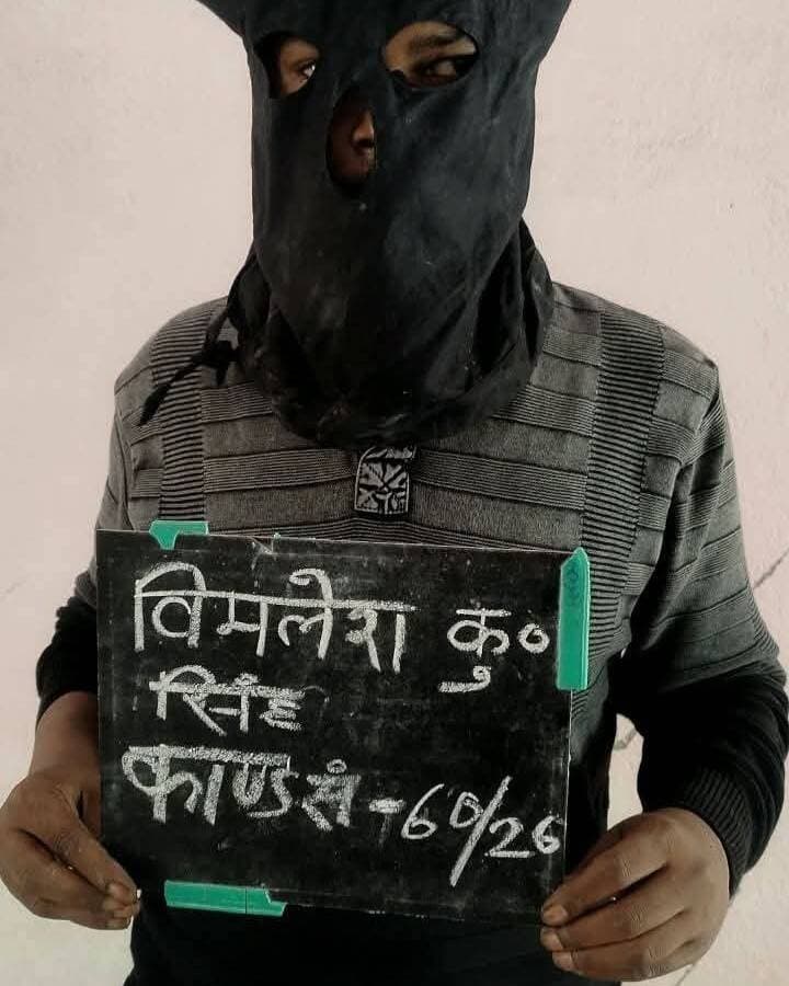 ब्राउन शुगर के साथ दो गिरफ्तार, पुराने NDPS मामले में भी एक आरोपी पकड़ा गया
#लातेहार: जिले में नशे के खिलाफ पुलिस की कार्रवाई लगातार जारी है। पुलिस ने अलग-अलग NDPS मामलों में तीन आरोपियों को गिरफ्तार कर न्यायिक हिरासत में भेज दिया है।
पुलिस के अनुसार, बारियातु थाना कांड संख्या 10/2025 के प्राथमिकी अभियुक्त आदित्य यादव को 10 सितंबर 2026 को गिरफ्तार किया गया। यह मामला NDPS Act समेत संबंधित धाराओं में दर्ज है।
वहीं, बरवाडीह थाना क्षेत्र में पुलिस ने करीब 9 ग्राम ब्राउन शुगर के साथ दो आरोपियों विमलेश कुमार सिंह और मिथुन कुमार को गिरफ्तार किया। दोनों आदर्श नगर, बरवाडीह के रहने वाले बताए गए हैं।
इस मामले में बरवाडीह थाना कांड संख्या 60/2026, दिनांक 9 सितंबर 2026 को NDPS Act की धाराओं के तहत प्राथमिकी दर्ज की गई है।
पुलिस ने तीनों गिरफ्तार आरोपियों को आवश्यक कार्रवाई के बाद न्यायिक हिरासत में भेज दिया।
#LateharNews #JharkhandNews #Barwadih #Bariyatu #BrownSugar #DrugNews #NDPSAct #PoliceAction #JharkhandPolice #CrimeNews #BreakingNews #LatestNews #ViralNews #LoktantraBharat #JharkhandBreakingNews