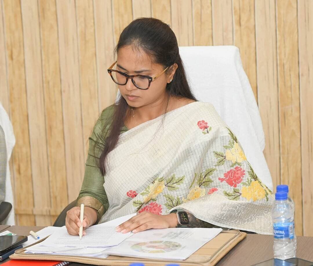 महिला किसानों के लिए बड़ी पहल, जल्द आएगी ‘महिला किसान खुशहाली योजना’
रांची: झारखंड सरकार महिला किसानों को आर्थिक रूप से मजबूत और आत्मनिर्भर बनाने के लिए नई योजना शुरू करने की तैयारी कर रही है। कृषि, पशुपालन एवं सहकारिता मंत्री शिल्पी नेहा तिर्की की अध्यक्षता में बुधवार को नेपाल हाउस में विभागीय अधिकारियों के साथ बैठक हुई।
बैठक में ‘महिला किसान खुशहाली योजना’ के स्वरूप और तैयारियों पर चर्चा की गई। योजना को समेकित खेती (Integrated Farming System) के मॉडल पर तैयार किया जा रहा है।
इसके तहत एक एकड़ जमीन पर खेती के साथ पशुपालन, मत्स्य पालन और बागवानी जैसी गतिविधियों को जोड़ा जाएगा। इससे महिला किसानों को सालभर अलग-अलग माध्यमों से आय अर्जित करने का अवसर मिल सकेगा।
मंत्री शिल्पी नेहा तिर्की ने कहा कि सरकार चाहती है कि महिला किसान सिर्फ खेती तक सीमित न रहें, बल्कि अपने खेत को एक आर्थिक इकाई के रूप में विकसित कर आत्मनिर्भर उद्यमी बनें।
विभाग योजना के तकनीकी और प्रशासनिक पहलुओं को अंतिम रूप देने में जुटा है। तैयारियां पूरी होने के बाद योजना को मंजूरी के लिए राज्य मंत्रिमंडल के समक्ष रखा जाएगा।
#MahilaKisan #MahilaKisanKhushhaliYojana #ShilpiNehaTirkey #JharkhandNews #JharkhandGovernment #RanchiNews #WomenFarmers #WomenEmpowerment #KisanNews #AgricultureNews #Jharkhand #BreakingNews #LatestNews #ViralNews #LoktantraBharat