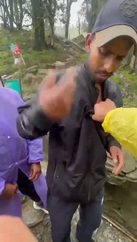 तुंगनाथ मार्ग पर छेड़छाड़ का मामला। महिला का आरोप—“आपने मुझे छुआ कैसे? आपने मेरी बॉडी को टच किया, मुझे किस किया।” वीडियो हुआ वायरल।