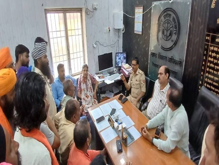 *शाहजहांपुर में फसल बर्बाद होने पर किसानों का गुस्सा:* हाईवे पर ट्रैक्टर-बाइक लगाकर जाम की कोशिश, मुआवजे की मांग; व्यवस्था सुधारने की चेतावनी, थाना मदनापुर क्षेत्र का मामला।