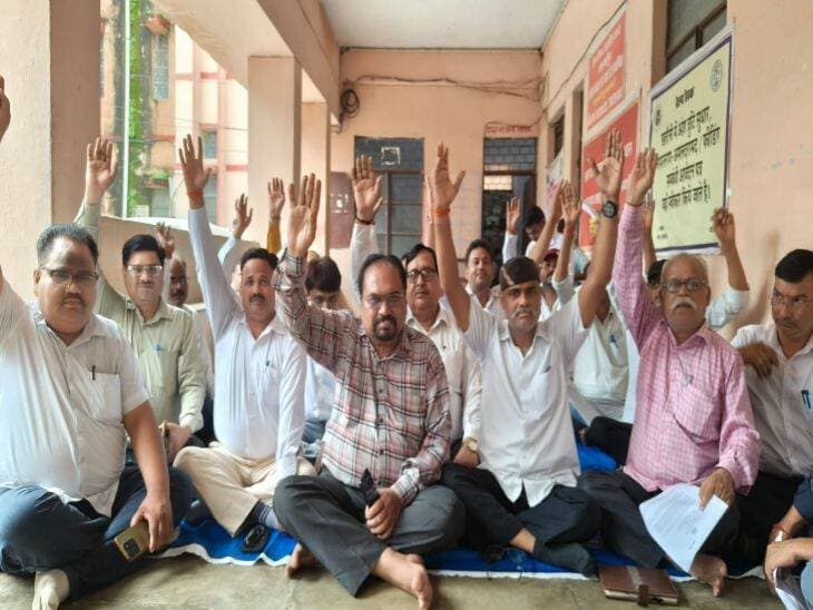*शाहजहांपुर में एसडीएम सदर के खिलाफ अधिवक्ताओं का धरना:* पैसे वसूलने और दुर्व्यवहार का आरोप; दो दिन पहले चैंबर से बाहर निकालने पर हुआ था विवाद