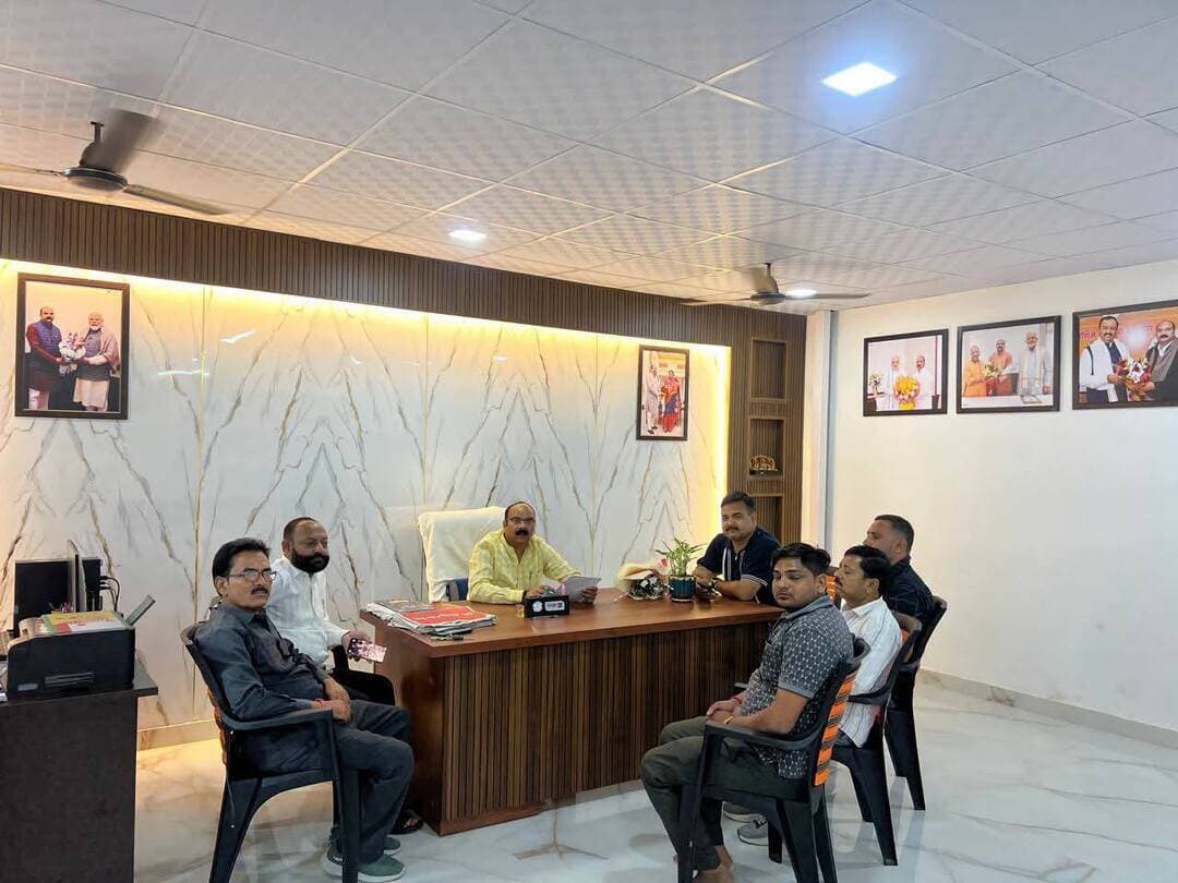 शाहजहांपुर - सांसद अरुण सागर ने कार्यालय पर आए फरियादियों की सुनी समस्याएं, संबंधित अधिकारियों से फोन पर वार्ता कर सामाधान कराने के दिए निर्देश।