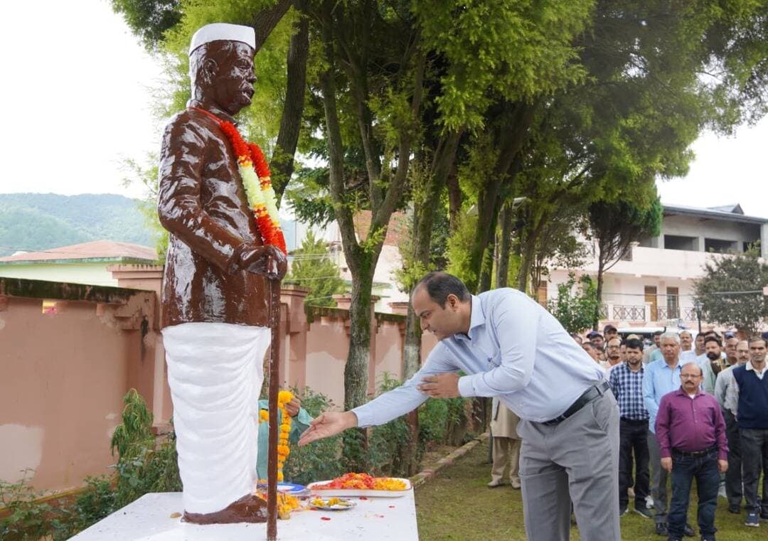 चम्पावत में भारत रत्न पंडित गोविंद बल्लभ पंत की 139वीं जयंती श्रद्धापूर्वक मनाई गई। जिलाधिकारी मनीष कुमार, पालिकाध्यक्ष प्रेमा पांडेय समेत तमाम लोगों ने पंडित जी की प्रतिमा पर माल्यार्पण करने के साथ ही श्रद्धांजलि अर्पित कर उनका भावपूर्ण स्मरण किया। #govindballabpant #pantjayanti #champawat