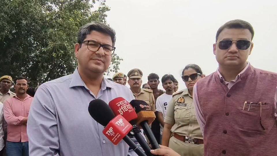 मंडलायुक्त बरेली शम्भु कुमार ने दातागंज तहसील क्षेत्र के बाढ प्रभावित गांवों का हाल जानने को दौरा किया उनके साथ डीएम अवनीश राय, एसएसपी अंकिता शर्मा, बाढ खंड के एक्सियन उमेश चन्द्र सहित राजस्व विभाग की टीम मौजूद रही