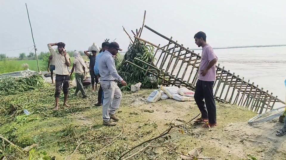 बदायूं की दातागंज तहसील क्षेत्र के पथरामई तटबंध पर गंगा कटान की स्थिति बिगड़ने पर दिन रात काम कर कंट्रोल की लगातार काम जारी है