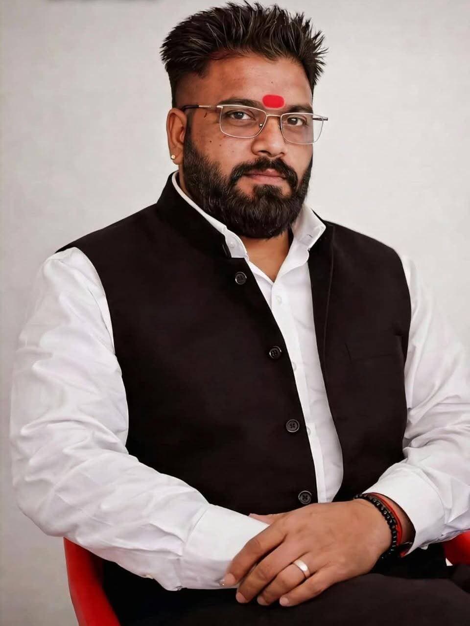 "भारतीय जन क्रांति परिषद (आस्था): कपासन निवासी भारत बुनकर भाऊ बने चित्तौड़गढ़ जिला संयोजक"
चित्तौड़गढ़/भीलवाड़ा :राजकुमार गोयल,10/09/2026
भारतीय जन क्रांति परिषद (आस्था) ने राजस्थान के चित्तौड़गढ़ जिले में संगठन का विस्तार करते हुए कपासन निवासी भारत बुनकर भाऊ को जिला संयोजक के पद पर नियुक्त किया है। यह जिम्मेदारी शनिधाम सरकार के पीठाधीश्वर वाराणसी (काशी) एवं परिषद के राष्ट्रीय अध्यक्ष स्वामी कन्हैया महाराज द्वारा गुरुवार, 10 सितंबर 2026 को सौंपी गई।
नियुक्ति के अवसर पर संगठन परिषद के राष्ट्रीय अध्यक्ष स्वामी कन्हैया महाराज ने कहा कि बहुत जल्द पूरे राजस्थान के सभी जिलों में परिषद का व्यापक विस्तार किया जाएगा। उन्होंने बताया कि सनातन धर्म की रक्षा के लिए सदैव तत्पर रहने वाले सनातनी बंधुओं को भारतीय जन क्रांति परिषद (आस्था) से जोड़ा जाएगा और उन्हें भारत माता, जन समाज, गौमाता व सनातन की रक्षा का संकल्प दिलाया जाएगा।
भारत बुनकर भाऊ के परिषद के जिला संयोजक नियुक्त होने पर विभिन्न संगठनों और क्षेत्र के सनातनी बंधुओं ने उन्हें बधाई प्रेषित की तथा उनके उज्ज्वल भविष्य की कामना की।