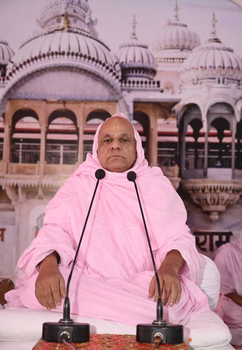 *हम किसी को अमृत नहीं दे सकते तो जहर देने के अधिकारी भी नहीं-आचार्य रामदयालजी महाराज*
*जिसके मन में राम के प्रति विश्वास फिर सब कुछ होगा उसके पास*
*माणिक्यनगर रामद्वारा धाम में दैनिक चातुर्मासिक सत्संग*
भीलवाड़ा :निलेश कांठेड़ ( वरिष्ठ पत्रकार ),10 सितम्बर आजादी के नाम पर स्वच्छन्द बनकर मर्यादाओं ओर संस्कृति की धज्जियां नहीं उड़ाई जानी चाहिए। अहंकार में आकर जो मर्यादाओं का ध्यान नहीं रखते उन्हें बाद में पछताना ही पड़ता है। भगवान वाणी दी है तो हमारी भाषा ऐसी होनी चाहिए जो सबको प्रिय लगे। याद रखे शब्द कभी मरते नहीं इसलिए हजारों वर्ष बाद भी भगवान की वाणी गूंज रही है। अप्रिय शब्द बोलने की बजाय जुबान से भगवान का नाम ले, भजन करें सत्संग करे। ये विचार अन्तरराष्ट्रीय रामस्नेही सम्प्रदाय शाहपुरा के पीठाघीश्वर जगतगुरू आचार्य स्वामी श्रीरामदयालजी महाराज ने ‘‘विश्व शांति कल्याण’’ चातुर्मास के तहत गुरूवार को दैनिक सत्संग में व्यक्त किए। उन्होंने कहा कि हमेशा कोई भी शब्द सोच समझकर बोले एवं शब्द उपासक बने। आप अच्छा सुनना चाहते है तो अच्छा बोलना भी पड़ेगा। हम किसी को अमृत नहीं दे सकते तो जहर देने का अधिकार भी नहीं रखते। अहंकार में आकर हम कुछ भी कर ले पर परमात्मा क्षमा नहीं करता।
आचार्यश्री ने कहा कि कभी भी शास्त्रों की गलत व्याख्या नहीं करे ओर अवांछित बात नहीं बोले। आपकी वाणी से ही आपके खानदान, संस्कार व गुणों का पता लगता है। मीठा बोलने से जीवन सुंदर बनेगा ओर कड़वा व खराब बोलने से बदले की भावना जागृत होगी। जुबान से राम नाम जपने से जीवन का कल्याण हो जाएगा। उन्होंने कहा कि कभी अज्ञान के कारण इतराना नहीं चाहिए। हमे शक्ति परमात्मा ने किसी को दुःख देने के लिए नहीं बल्कि सुख पहुंचाने के लिए दी है। अपनी ध्वनि अच्छी रखों ताकि प्रतिध्वनि भी अच्छी रहे।
आचार्य रामदयाल महाराज ने कहा कि जीवन में कभी भी परमात्मा की आंखों में धूल झोंकने का पाप नहीं करे। भगवान हमे सब कुछ देता है फिर भी हम कहते है हमारे पास कुछ नहीं है तो वास्तव में कुछ नहीं रह जाएगा। हमे बोलना चाहिए कि राम गुरू की कृपा है ओर सब आनंद है तो फिर आनंद ही रहेगा। जो प्राप्त है उसे र्प्याप्त माने। जिसके मन में राम के प्रति विश्वास है फिर सब कुछ उसके पास है। जो दुनिया के सारे नियम मानता लेकिन आत्म धर्म की पालना,राम के प्रति प्रेम व भजन का नियम नहीं है उसके बाकी सब नियम व्यर्थ है। जिन्होंने राम नाम ह्दय में धारण कर लिया ओर उसके प्रति दृढ़ श्रद्धा रखता है वह सबसे बड़ा पुण्यवान बलवान व गुणवान होकर सौभाग्यशाली होता है।
आचार्यश्री से पूर्व अन्तरराष्ट्रीय रामस्नेही सम्प्रदाय के प्रखर वक्ता संत मनोरथरामजी आलोट ने मानस प्रवचन दिया। प्रवचन के विश्राम पर श्रद्धालुओं द्वारा आचार्यश्री रामदयालजी महाराज की आरती की गई। सत्संग में भीलवाड़ा सहित विभिन्न स्थानों से बड़ी संख्या में श्रद्धालु मौजूद रहे। सूर्यास्त के समय संध्या आरती एवं रामस्नेही सम्प्रदाय के युवा संत रामजस ईडर द्वारा भक्तमाल की कथा में भी बड़ी संख्या में श्रद्धालु पहुंच रहे है।
*श्रीमद् भागवत ज्ञान सप्ताह में होगा 108 मूल भागवत का पाठ*
आचार्य रामदयालजी महाराज के सानिध्य में रामद्वारा में ‘‘विश्व शांति कल्याण’’ चातुर्मास के तहत विश्व शांति एवं कल्याण की भावना से 13 से 20 सितम्बर तक विराट श्रीमद् भागवत ज्ञान सप्ताह का आयोजन होगा। इसमें भागवत भक्ति, भक्त व भगवान पर चर्चा एवं जीवन दर्शन पर प्रवचन होंगे। इस दौरान 108 भागवत मूल पाठ का एतिहासिक आयोजन भी होगा। पुष्कर से आने वाले 108 वेद पाठी विद्धान पंडित भागवत का मूल पाठ करेंगे। इन 108 भागवत का पूजन 108 यजमान परिवार करेंगे। इस सप्ताह में प्रतिदिन सुबह 8.30 से 10.30 बजे तक एवं दोपहर 2 से 4 बजे तक श्रीमद् भागवत कथा एवं सुबह 10.30 बजे से 11.30 बजे तक एवं शाम को 4 से 5 बजे तक श्रीवाणीजी का प्रवचन होगा। वाणीजी का प्रवचन आचार्य श्री रामदयालजी महाराज के मुखारबिंद से होगा। श्रीमद् भागवत कथा का वाचन संत मनोरथराम रामजी राम मचलाना द्वारा किया जाएगा। इस आयोजन में शामिल होने के लिए देश के विभिन्न क्षेत्रों से श्रद्धालु भीलवाड़ा आएंगे।