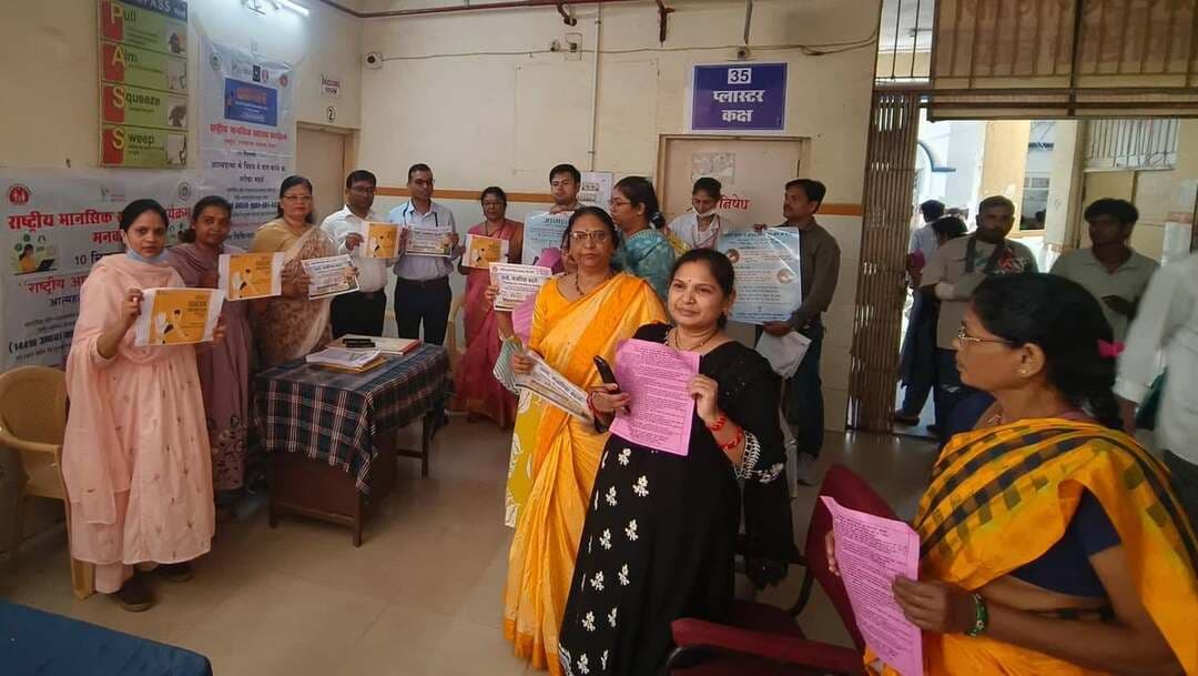 🔹विश्व आत्महत्या रोकथाम दिवस पर नर्मदापुरम जिला अस्पताल में मानसिक स्वास्थ्य शिविर, 72 लोगों की स्क्रीनिंग
➡️ विश्व आत्महत्या रोकथाम दिवस के अवसर पर राष्ट्रीय मानसिक स्वास्थ्य कार्यक्रम के तहत जिला चिकित्सालय नर्मदापुरम के ट्रॉमा सेंटर में जागरूकता कार्यक्रम एवं मानसिक स्वास्थ्य शिविर का आयोजन किया गया। इस वर्ष की थीम “Changing the Narrative on Suicide” - आत्महत्या के बारे में सोच और बातचीत के तरीके में बदलाव रही।
➡️कार्यक्रम का शुभारंभ सिविल सर्जन डॉ. सुनीता कामले द्वारा किया गया। इस अवसर पर आरएमओ डॉ. गजेंद्र यादव, हॉस्पिटल मैनेजर रोशनी, डेंटल विभाग से डॉ. अखिलेश सिंघल एवं डॉ. मिलन सोनी, फिजियोथेरेपी विभाग से डॉ. महेंद्र एवं डॉ. शैलेंद्र, मेट्रन श्रीमती किरण, पम्मी सिस्टर सहित मनकक्ष विभाग से नोडल अधिकारी मनोचिकित्सक डॉ. अंकिता मेहतो, क्लीनिकल साइकोलॉजिस्ट नाजिया सिद्दीकी और ट्रेंड नर्सिंग ऑफिसर कांती यादववंशी सहित अस्पताल के अधिकारी-कर्मचारी उपस्थित रहे।
➡️कार्यक्रम के दौरान मेल मेडिकल, फीमेल मेडिकल एवं मेटरनिटी वार्ड में जागरूकता सत्र आयोजित कर मरीजों की स्क्रीनिंग की गई। सत्र में आत्महत्या से जुड़े मिथकों, सामाजिक अलगाव को कम करने, मानसिक स्वास्थ्य समस्याओं की समय पर पहचान और संवेदनशीलता के साथ संवाद के महत्व पर चर्चा की गई। विशेषज्ञों ने आत्महत्या के संभावित कारण, चेतावनी संकेत, जोखिम कारक और बचाव के उपायों के बारे में विस्तार से जानकारी दी।
➡️शिविर में अस्पताल आए कुल 72 हितग्राहियों की मानसिक स्वास्थ्य एवं आत्महत्या जोखिम संबंधी स्क्रीनिंग की गई, जिसमें 17 मरीज पॉजिटिव पाए गए। मनकक्ष विभाग द्वारा इन सभी मरीजों को आवश्यक औषधीय उपचार, मनोवैज्ञानिक परामर्श और मानसिक स्वास्थ्य सहायता प्रदान की गई।
➡️कार्यक्रम में यह संदेश दिया गया कि मानसिक परेशानी, तनाव, अवसाद या निराशा के विचारों को छिपाने के बजाय समय पर बात करना और मदद लेना जरूरी है। परिवार और समुदाय से अपील की गई कि ऐसे व्यक्तियों को दोष देने या नजरअंदाज करने के बजाय उनकी बात ध्यान से सुनें और विशेषज्ञों से संपर्क कराएं।
➡️इस दौरान टेली-मानस हेल्पलाइन नंबर 14416 और मनहित ऐप की उपयोगिता के बारे में भी लोगों को जागरूक किया गया।
#narmadapuram CM Madhya Pradesh Dr Mohan Yadav Jansampark Madhya Pradesh General Administration Department, MP Directorate of Health Services, Madhya Pradesh