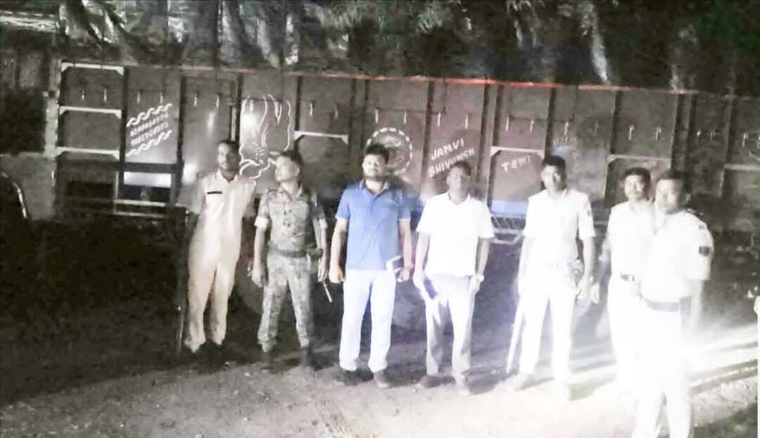 48 घंटे में अवैध कोयला परिवहन पर बड़ी कार्रवाई, 10 वाहन जब्त
8 कोयला लदे और 2 बिना ढके खनिज परिवहन करते वाहन पकड़े गए, करीब एक करोड़ रुपये का जुर्माना
औरंगाबाद। जिले में अवैध खनन, अवैध खनिज परिवहन एवं खनिजों के अवैध भंडारण के खिलाफ जिला प्रशासन ने कार्रवाई तेज कर दी है। जिला पदाधिकारी अभिलाषा शर्मा के निर्देश पर खनन विभाग ने पिछले 48 घंटे में विभिन्न थाना क्षेत्रों में सघन वाहन जांच एवं छापेमारी अभियान चलाकर कुल 10 वाहनों को जब्त किया है।
जांच के दौरान 8 वाहन अवैध रूप से कोयला परिवहन करते पाए गए, जबकि 2 वाहन बिना ढके खनिज का परिवहन करते पकड़े गए। विभाग के अनुसार, संबंधित वाहन मालिकों पर विभिन्न प्रावधानों के तहत करीब एक करोड़ रुपये का जुर्माना अधिरोपित किया गया है।
दस्तावेज नहीं दिखा सके चालक
खान एवं भूतत्व विभाग के सहायक निदेशक विकास कुमार के निर्देश पर चलाए गए अभियान में प्रशिक्षु जिला खनन पदाधिकारी अंकित कुमार की सक्रिय सहभागिता रही। कार्रवाई में खान निरीक्षक राजू कुमार, कुमार प्रत्युष एवं मिथुन कुमार सहित अन्य पदाधिकारी और सशस्त्र बल के जवान शामिल रहे।
जांच के दौरान कोयला लदे वाहनों के चालकों से परिवहन से संबंधित वैध दस्तावेज प्रस्तुत करने को कहा गया, लेकिन चालक आवश्यक दस्तावेज नहीं दिखा सके। इसके बाद खनन विभाग की टीम ने नियमों के तहत वाहनों को जब्त कर आगे की कार्रवाई शुरू कर दी।
अवैध खनन पर सख्ती जारी
खनन विभाग ने स्पष्ट किया है कि जिले में अवैध कोयला परिवहन, बिना ढके खनिज परिवहन और अवैध भंडारण पर लगातार नजर रखी जा रही है। विभिन्न थाना क्षेत्रों में वाहन जांच और छापेमारी अभियान आगे भी जारी रहेगा।
प्रशिक्षु जिला खनन पदाधिकारी अंकित कुमार ने कहा कि जिले में किसी भी प्रकार की अवैध खनन गतिविधि को बर्दाश्त नहीं किया जाएगा। नियमों का उल्लंघन करने वाले वाहन मालिकों एवं संबंधित लोगों के विरुद्ध विधिसम्मत कार्रवाई की जाएगी।
विभाग के अनुसार, निर्धारित जुर्माना राशि जमा नहीं करने पर जब्त वाहनों के संबंध में प्रचलित कानूनी प्रावधानों के तहत आगे की कार्रवाई की जाएगी। जिला प्रशासन ने भी स्पष्ट किया है कि अवैध खनन और खनिजों के अवैध परिवहन के खिलाफ अभियान पूरी सख्ती के साथ जारी रहेगा।#Bharatcrimrlivenews #aurangabadadmistretion #AurangabadNews #NewsUpdate #newsfeed #BiharNews #BiharGoverment #BharatCrimeLiveNews #Aurangabad #औरंगाबाद #खननविभाग #अवैधकोयलापरिवहन #MiningDepartment #BiharNews #BreakingNews
