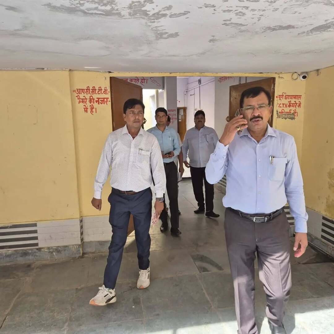 छात्रावास में व्यवस्थाओं की हकीकत परखने पहुंचे डीएम, विद्यार्थियों से किया संवाद
उरई,जालौन। जिलाधिकारी राजेश कुमार पाण्डेय ने राजकीय अनुसूचित जाति बालक छात्रावास, मोहल्ला रामनगर उरई का औचक निरीक्षण कर छात्रावास में उपलब्ध व्यवस्थाओं एवं विद्यार्थियों को मिल रही सुविधाओं का जायजा लिया।
निरीक्षण के दौरान जिलाधिकारी ने छात्रावास के विभिन्न कक्षों, भोजन व्यवस्था, स्वच्छता, पेयजल, विद्युत व्यवस्था सहित अन्य मूलभूत सुविधाओं का जायजा लिया। उन्होंने छात्रावास में रह रहे विद्यार्थियों से सीधे संवाद कर उनकी समस्याओं, पढ़ाई-लिखाई तथा उपलब्ध सुविधाओं के संबंध में जानकारी ली।
विद्यार्थियों से बातचीत के दौरान जिलाधिकारी ने उनकी आवश्यकताओं को गंभीरता से सुना और संबंधित अधिकारियों को आवश्यक व्यवस्थाएं सुनिश्चित करने के निर्देश दिए। जिलाधिकारी ने कहा कि छात्रावास में रहने वाले विद्यार्थियों को बेहतर एवं सुरक्षित वातावरण उपलब्ध कराना प्रशासन की प्राथमिकता है।
उन्होंने संबंधित अधिकारियों को निर्देशित किया कि छात्रावास की व्यवस्थाओं में किसी प्रकार की कमी न रहे तथा साफ-सफाई, भोजन, पेयजल और अन्य मूलभूत सुविधाओं की नियमित निगरानी सुनिश्चित की जाए। विद्यार्थियों की शिक्षा एवं सुविधाओं से जुड़े मामलों का समयबद्ध निस्तारण करने पर भी उन्होंने विशेष जोर दिया।
उन्होंने छात्रावास परिसर को स्वच्छ, व्यवस्थित एवं विद्यार्थियों के अनुकूल बनाए रखने के निर्देश देते हुए कहा कि छात्रावास में रहने वाले विद्यार्थियों को किसी प्रकार की असुविधा नहीं होनी चाहिए। जिलाधिकारी ने संबंधित अधिकारियों को निरीक्षण के दौरान सामने आए आवश्यक बिंदुओं पर तत्काल प्रभाव से कार्रवाई सुनिश्चित करने के निर्देश दिए।
इस अवसर पर मुख्य विकास अधिकारी केके सिंह, परियोजना निदेशक अखिलेश तिवारी, समाज कल्याण अधिकारी संजय श्रीवास्तव आदि मौजूद रहे।