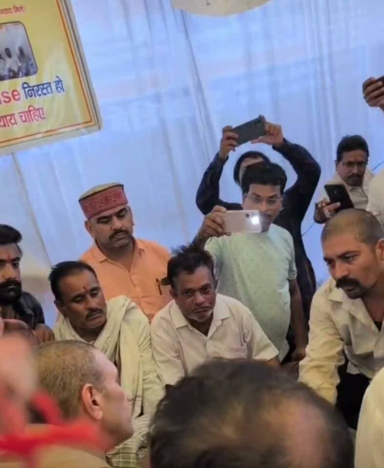 कांग्रेस प्रदेश अध्यक्ष जीतू पटवारी पहुंचे रीवा मृतक कल्पना मिश्रा के पिताजी से मुलाकात करने धरना स्थल में शामिल , अस्प्ताल में कल्पना के चिल्लाने का वीडियो देख आंखों से छलके आंसू
#JusticeForKalpanaMishra #Rewa #JituPatwari #Congress #RewaNews #HealthSystemFail #SGMHRewa #MadhyaPradesh #RajendraShukla #NyaySatyagrah #JusticeForKalpana #RewaDiaries #MPHealthCrisis