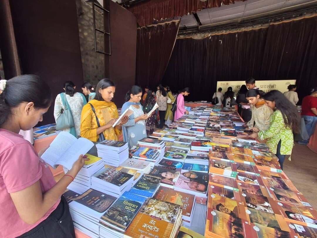 पुस्तक मेले में राजकीय महाविद्यालय पनारसा के विद्यार्थियों ने लिया भाग
पनारसा, 10 सितंबर 2026। राजकीय महाविद्यालय पनारसा के राजनीति विज्ञान, अर्थशास्त्र, हिंदी एवं संस्कृत विभागों के लगभग 37 विद्यार्थियों ने पुस्तक मेले में भाग लिया। इस दौरान विद्यार्थियों ने विभिन्न विषयों से संबंधित पुस्तकों का अवलोकन किया तथा अपनी रुचि के अनुसार पुस्तकों का चयन किया।
पुस्तक मेले में विद्यार्थियों की सहभागिता का मुख्य उद्देश्य उनमें पठन-पाठन के प्रति रुचि विकसित करना, नियमित अध्ययन की आदत को बढ़ावा देना तथा पुस्तक संस्कृति के प्रति जागरूकता उत्पन्न करना था। विद्यार्थियों ने विभिन्न विषयों की पुस्तकों के बारे में जानकारी प्राप्त की और पुस्तकों के महत्व को समझा।
विद्यार्थियों को पाठ्यक्रम की पुस्तकों के साथ-साथ साहित्य, राजनीति, अर्थशास्त्र, संस्कृत तथा समसामयिक विषयों से संबंधित पुस्तकों के नियमित अध्ययन के लिए भी प्रेरित किया गया। पुस्तकों का अध्ययन विद्यार्थियों के ज्ञान, तार्किक चिंतन, रचनात्मकता एवं व्यक्तित्व विकास में महत्वपूर्ण भूमिका निभाता है।
इस अवसर पर संबंधित विभागों के प्राध्यापक भी विद्यार्थियों के साथ उपस्थित रहे तथा उन्होंने विद्यार्थियों को उपयोगी एवं ज्ञानवर्धक पुस्तकों के चयन के लिए आवश्यक मार्गदर्शन प्रदान किया। विद्यार्थियों ने पुस्तक मेले में उत्साहपूर्वक भाग लेते हुए इसे अपने ज्ञानवर्धन एवं सीखने का एक उपयोगी अवसर बताया।