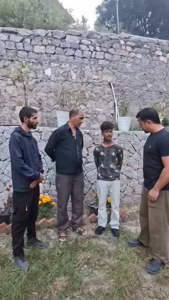 नशे की लत ने बनाया चोर! 😱 मनाली में समाजसेवी सुभाष ठाकुर ने पकड़ा एक शातिर चोर। पूछताछ में युवक ने खुद बताया कि उसने कहां-कहां चोरी की थी। आखिर किन जगहों को बनाया निशाना? पूरी कहानी जानने के लिए वीडियो जरूर देखें। 👀 #KulluNews
