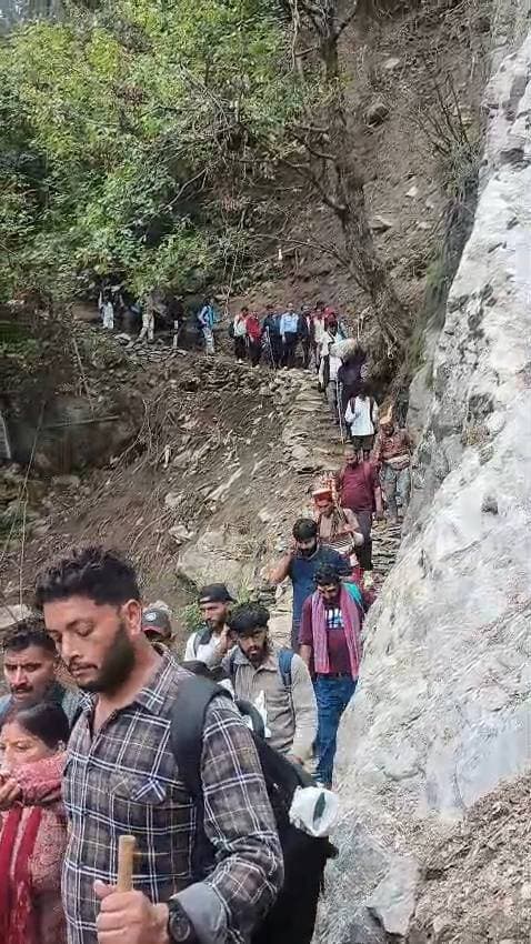 मणिमहेश यात्रा में बढ़ा श्रद्धालुओं का सैलाब, एक दिन में 3100 से ज्यादा रवाना।
हड़सर से 2800 ने पैदल पकड़ा कैलाश का रास्ता, हेलीकॉप्टर से 293 श्रद्धालु गौरीकुंड पहुंचे।
हिमाचल 84 टीवी ब्यूरो भरमौर, 10 सितंबर।
श्री मणिमहेश यात्रा-2026 के दौरान पवित्र मणिमहेश धाम और कैलाश पर्वत के दर्शन के लिए श्रद्धालुओं के पहुंचने का सिलसिला लगातार जारी है। वीरवार को हड़सर, भरमौर और होली से बड़ी संख्या में श्रद्धालु कैलाश दर्शन के लिए रवाना हुए।
उपमंडल अधिकारी (नागरिक) भरमौर अजय कुमार सिंह ने बताया कि वीरवार को शाम छह बजे तक हड़सर से करीब 2800 श्रद्धालु पैदल यात्रा मार्ग से मणिमहेश धाम के लिए रवाना हुए। श्रद्धालु निर्धारित पैदल मार्ग से होते हुए पवित्र डल झील और कैलाश के दर्शन के लिए आगे बढ़े।
यात्रियों की सुविधा के लिए प्रशासन की ओर से हेली टैक्सी सेवा भी लगातार संचालित की जा रही है। वीरवार को भरमौर से गौरीकुंड के बीच हेली टैक्सी की 55 उड़ानें संचालित हुईं। इनके माध्यम से भरमौर से गौरीकुंड के लिए 293 श्रद्धालुओं ने हवाई सेवा का लाभ लिया, जबकि गौरीकुंड से भरमौर के लिए करीब 288 श्रद्धालुओं ने वापसी की।
वहीं, होली से मणिमहेश वाया कलाह पैदल यात्रा मार्ग से भी श्रद्धालु कैलाश दर्शन के लिए रवाना हुए। एसडीएम ने बताया कि शाम चार बजे तक इस मार्ग से 24 श्रद्धालु मणिमहेश धाम की ओर प्रस्थान कर चुके थे।
प्रशासन द्वारा पैदल एवं हेली मार्ग पर श्रद्धालुओं की सुविधा और सुरक्षा को लेकर आवश्यक व्यवस्थाएं सुनिश्चित की जा रही हैं।
