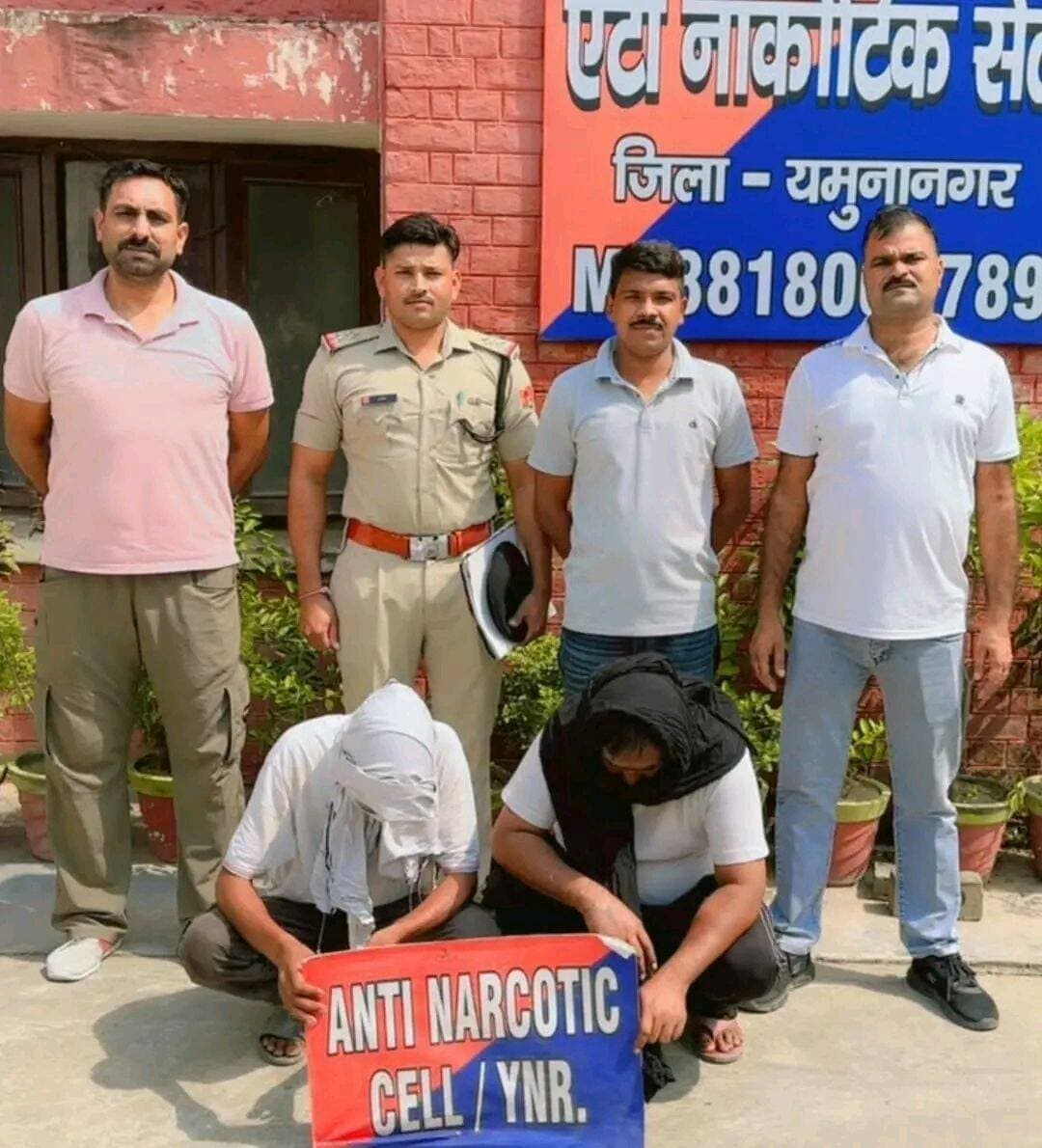 नारकोटिक सेल की टीम ने 50 ग्राम हीरोइन (स्मैक) सहित युवक व इस नशीले पदार्थ को लेने वाले को भी किया गिरफ्तार। जिनकी पहचान नाहरपुर निवासी प्रताप सिंह उर्फ अनु पुत्र नेत्रपाल व नागल निवासी अंकुश के नाम से हुई।