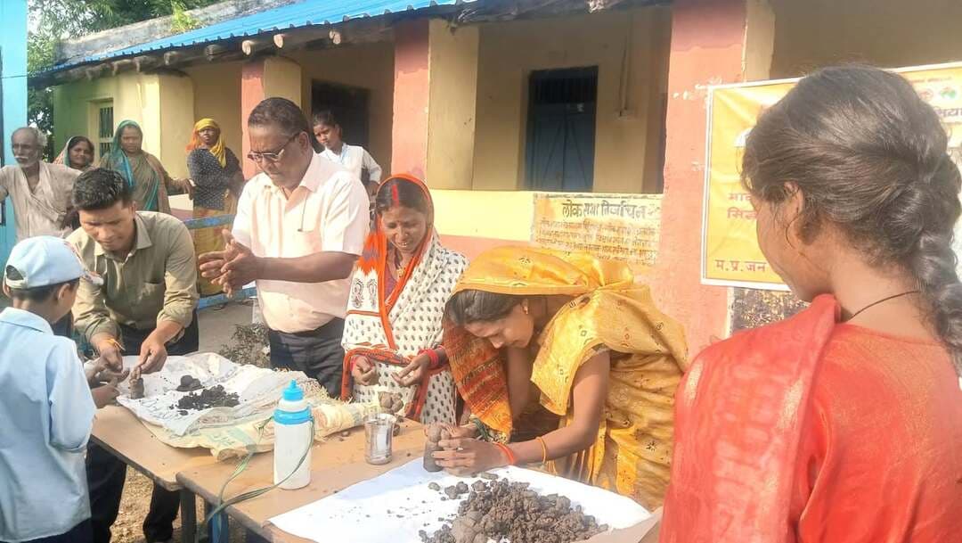 ग्राम बुढैना में माटी गणेश-सिद्ध गणेश कार्यक्रम संपन्न
मिट्टी के गणेश बनाने का दिया प्रशिक्षण, पर्यावरण संरक्षण का लिया संकल्प
===========================================================
मध्यप्रदेश जन अभियान परिषद विकासखंड मोहखेड़ के सेक्टर क्रमांक-2 सावरी के अंतर्गत आदर्श ग्राम बुढैना में आज माटी गणेश-सिद्ध गणेश कार्यक्रम संपन्न हुआ। कार्यक्रम में ग्रामीणों, युवाओं एवं स्कूली बच्चों ने मिट्टी से गणेश प्रतिमा बनाने का प्रशिक्षण प्राप्त किया।
जन अभियान परिषद के जिला समन्वयक श्री अखिलेश जैन के निर्देशन एवं ब्लॉक समन्वयक श्री भवानी प्रसाद कुमरे की उपस्थिति में ग्राम विकास प्रस्फुटन समितियों के कार्यों, आगामी गतिविधियों एवं माटी गणेश-सिद्ध गणेश अभियान को गांव-गांव तक पहुंचाने के उद्देश्य से कार्यशाला आयोजित की गई। कार्यशाला में मूर्ति कलाकार श्री अनिल पाठक द्वारा मिट्टी से गणेश प्रतिमा बनाने का प्रशिक्षण दिया गया।
विकासखंड समन्वयक श्री भवानी प्रसाद कुमरे ने पर्यावरण संरक्षण के महत्व पर प्रकाश डालते हुए ग्रामीणों, युवाओं एवं स्कूल के बच्चों से मिट्टी के गणेश बनाने का आह्वान किया। उन्होंने ग्राम विकास प्रस्फुटन समिति बुढैना एवं ग्रामीणों को मिट्टी के गणेश जी स्थापित करने के लिए प्रेरित करते हुए कहा कि मिट्टी से बनी प्रतिमाएं पर्यावरण के अनुकूल होती हैं। साथ ही इनके विसर्जन से जल स्रोतों में प्रदूषण भी नहीं होता है।
कार्यक्रम में ग्राम विकास प्रस्फुटन समिति बुढैना के अध्यक्ष श्री रामचरण भलावी, सचिव श्री फुलचन्द उइके, सदस्य श्री गणपत बनके, श्री निलेश कायदा, श्री सकरलाल राज, श्री श्यामलाल, सीलू, श्री मकरलाल, श्री मारू बनके सहित स्कूल का समस्त स्टाफ एवं बच्चे, नवांकुर सखियां तथा आसपास के ग्रामों से बड़ी संख्या में लोग उपस्थित थे। कार्यक्रम के अंत में सभी लोगों ने मिट्टी से बने गणेश जी को अपने-अपने घरों में स्थापित करने तथा अन्य लोगों को भी इसके लिए प्रेरित एवं जागरूक करने का संकल्प लिया।