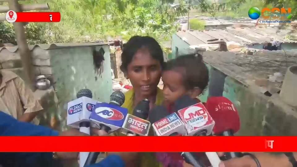 कानपुर में बाढ़ की मार झेल रहे परिवारों के लिए राहत की दवा ही मुसीबत बन गई... आरोप है कि स्वास्थ्य विभाग ने बाढ़ पीड़ितों को ऐसा सिरप बांट दिया, जिसकी मियाद जुलाई में ही खत्म हो चुकी थी... सिरप पीने के बाद कई बच्चों की तबीयत बिगड़ गई और उन्हें इलाज के लिए निजी डॉक्टर के पास ले जाना पड़ा।
उत्तर प्रदेश के कानपुर में पांडु नदी का जलस्तर बढ़ने से बर्रा मायापुरम इलाके के लोग पहले से ही बाढ़ की परेशानी झेल रहे हैं। घरों में पानी भरने के साथ ही बीमारी फैलने का खतरा भी बना हुआ है। ऐसे वक्त में स्वास्थ्य विभाग की ओर से लोगों को दवाइयां बांटी गईं, लेकिन अब इन्हीं दवाइयों की गुणवत्ता पर गंभीर सवाल खड़े हो गए हैं।
बताया जा रहा है कि सोमवार दोपहर स्वास्थ्य विभाग की टीम मायापुरम इलाके में करीब 20 परिवारों को दवाइयां बांटने पहुंची थी। इन्हीं दवाइयों में एक सिरप भी शामिल था। आरोप है कि इस सिरप की एक्सपायरी जुलाई 2026 में ही खत्म हो चुकी थी।
दवा लेने के बाद इलाके के कई बच्चों की तबीयत बिगड़ने की बात सामने आई। बर्रा मायापुरम निवासी जयपाल और मीना के चार वर्षीय बेटे ऋषभ ने सिरप पीने के बाद उल्टियां करना शुरू कर दिया। बच्चे की हालत बिगड़ने पर परिजन उसे तत्काल निजी डॉक्टर के पास लेकर पहुंचे, जहां इलाज के बाद उसकी हालत में सुधार हुआ।
इसी तरह सोनम और रिंकू के तीन वर्षीय बेटे रुद्र और अंकिता और अजय के तीन वर्षीय बेटे आयुष की तबीयत भी दवा और सिरप लेने के बाद खराब होने की बात सामने आई है।
एक साथ कई बच्चों की तबीयत बिगड़ने से इलाके में हड़कंप मच गया। बाढ़ पीड़ितों ने कथित एक्सपायरी सिरप और दूसरी दवाइयां फेंक दीं। मंगलवार को जब स्वास्थ्य विभाग की टीम दोबारा दवाइयां लेकर पहुंची, तो लोगों ने दवा लेने से इनकार कर दिया।
लोगों का कहना था कि बाढ़ और बीमारी के बीच वे प्रशासन से मदद और सुरक्षित दवाइयों की उम्मीद कर रहे थे, लेकिन अगर राहत के नाम पर एक्सपायरी दवा ही दी जाएगी तो बच्चों की जिंदगी को जोखिम में कैसे डाला जा सकता है।
मामले की जानकारी सामने आने के बाद स्वास्थ्य विभाग की टीम मौके पर पहुंची। ऋषभ की मां मीना के मुताबिक, टीम ने कथित तौर पर गलती से सिरप दिए जाने की बात स्वीकार की और बच्चे के इलाज के लिए 100 रुपये देने की पेशकश की। हालांकि परिवार ने रुपये लेने से इनकार कर दिया।
परिजनों ने सवाल उठाया कि अगर एक्सपायरी सिरप पीने से बच्चे की हालत और ज्यादा गंभीर हो जाती या किसी बच्चे की जान चली जाती, तो इसकी जिम्मेदारी कौन लेता?
वहीं, सीएमओ डॉ. हरिदत्त नेमी ने कहा कि मामला संज्ञान में आया है और इसकी जांच की जा रही है। जांच पूरी होने के बाद ही स्थिति स्पष्ट हो सकेगी।
फिलहाल बाढ़ की मार झेल रहे मायापुरम के लोगों के सामने दोहरी चुनौती है—एक तरफ पांडु नदी का बढ़ता पानी और दूसरी तरफ बीमारी का खतरा। ऐसे में कथित एक्सपायरी दवा वितरण ने स्वास्थ्य विभाग की कार्यप्रणाली और राहत व्यवस्था पर कई गंभीर सवाल खड़े कर दिए हैं।
#कानपुर #कानपुरदेहात #कानपुरन्यूज #एक्सपायरीदवा #कफ़सीरप #एक्सपायरीमेडिसिन #लाइफ़ #लाइफ़थ्रेट #कानपुरफ्लड #उप्रस्वास्थ्यविभाग