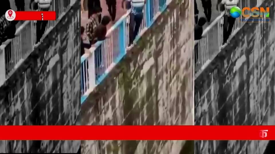 रील बनाने का जुनून... और एक गलत छलांग ने जिंदगी बदल दी। झांसी में सोशल मीडिया के लिए स्टंट करना एक युवक को भारी पड़ गया। करीब 30 फीट ऊंचे बांध से छलांग लगाते ही युवक गहरे पानी के बजाय चट्टानों पर जा गिरा... और उसके दोनों पैर टूट गए।
मामला उत्तर प्रदेश के झांसी के पाहुज बांध का है, जहां रविवार को 38 वर्षीय पुष्पेंद्र अपने दोस्तों के साथ सोशल मीडिया के लिए रील बनाने पहुंचे थे। बताया जा रहा है कि रील में रोमांचक स्टंट दिखाने के लिए पुष्पेंद्र बांध के व्यूइंग पॉइंट की रेलिंग पर चढ़ गए।
इसके बाद उन्होंने करीब 30 फीट की ऊंचाई से बांध में छलांग लगा दी। पुष्पेंद्र को अंदाजा था कि नीचे गहरा पानी है, लेकिन पानी का स्तर कम था। जैसे ही उन्होंने छलांग लगाई, वह पानी में गिरने के बजाय नीचे मौजूद चट्टानों पर जा गिरे।
चट्टानों से टकराते ही उनके दोनों पैरों में गंभीर चोट आई और दोनों पैर फ्रैक्चर हो गए। चोट इतनी गंभीर थी कि वह खुद पानी से बाहर नहीं निकल पा रहे थे। पैर काम नहीं कर रहे थे और उनके सामने डूबने का खतरा भी मंडरा रहा था।
ऐसे में पुष्पेंद्र ने केवल अपने हाथों का सहारा लिया और किसी तरह पानी में तैरते हुए सुरक्षित जगह तक पहुंचने की कोशिश की। आसपास मौजूद लोगों ने जब उनकी हालत देखी तो तुरंत उन्हें पानी से बाहर निकाला।
घटना की सूचना मिलते ही पुलिस भी मौके पर पहुंची। घायल पुष्पेंद्र को तत्काल एक निजी अस्पताल ले जाया गया, जहां डॉक्टरों ने जांच के बाद दोनों पैरों में फ्रैक्चर की पुष्टि की।
बताया जा रहा है कि एक पैर में डॉक्टरों ने धातु की छड़ डालकर सर्जरी की है, जबकि दूसरे पैर की सर्जरी अभी बाकी है।
इस पूरे हादसे का वीडियो भी सामने आया है। वीडियो में पुष्पेंद्र के छलांग लगाने से पहले के पल दिखाई दे रहे हैं। हैरानी की बात ये है कि जिस वक्त पुष्पेंद्र खतरनाक स्टंट करने जा रहे थे, उनके दोस्त वीडियो बना रहे थे। वीडियो में छलांग से ठीक पहले एक दोस्त मजाक में कहता सुनाई देता है— "भगवान आपकी आत्मा को शांति दे।"
लेकिन अगले ही पल जो हुआ, उसने सबको हैरान कर दिया। एक छोटी सी सोशल मीडिया रील के लिए किया गया स्टंट जिंदगी भर का दर्द दे गया।
यह हादसा एक बार फिर सोशल मीडिया पर वीडियो और रील के लिए खतरनाक स्टंट करने के बढ़ते चलन पर सवाल खड़े करता है। कुछ सेकंड की लाइक्स और व्यूज की चाहत में लोग अपनी जान तक जोखिम में डाल रहे हैं।
झांसी की ये घटना भी यही संदेश देती है कि सोशल मीडिया के लिए किया गया कोई भी स्टंट जिंदगी से बड़ा नहीं हो सकता।
#झांसी #झांसीन्यूज #स्टंट #स्टंटबाजी #रील #वायरलरील #रीलबाजी #खतरनाक #खतरनाकस्टंट #बालबालबचा #सुसाइड #दर्दनाकहादसा
#पाहुजबांध #सोशलमीडिया #सोशलमीडियावायरल