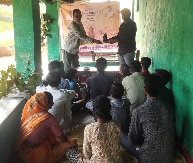 ग्राम तीतरी में मिट्टी गणेश–सिद्ध गणेश अभियान से दिया पर्यावरण शुद्धता का संदेश
========================================================
मध्यप्रदेश जन अभियान परिषद के जिला समन्वयक श्री अखिलेश जैन के निर्देशन में विकासखंड समन्वयक सुश्री अफ़शा खान के मार्गदर्शन में नवांकुर संस्था आदर्श जिज्ञासा समिति तीतरी द्वारा “माटी गणेश–सिद्ध गणेश, घर-घर गणेश” अभियान के अंतर्गत विकासखंड छिंदवाड़ा के ग्राम तीतरी में आज पर्यावरण संरक्षण एवं स्वच्छता का संदेश दिया गया।
अभियान के माध्यम से लोगों को मिट्टी से निर्मित गणेश प्रतिमाओं की स्थापना के लिए प्रेरित किया गया। कार्यक्रम का मुख्य उद्देश्य गणेश उत्सव को पर्यावरण हितैषी बनाना तथा रासायनिक रंगों एवं अन्य प्रदूषणकारी सामग्री से होने वाले जल प्रदूषण को रोकने के प्रति जनजागरूकता बढ़ाना रहा।
इस अवसर पर ग्राम विकास प्रस्फुटन समिति, तितरी के पदाधिकारियों एवं सामाजिक कार्यकर्ताओं ने सहभागिता करते हुए “घर-घर गणेश, हर घर गणेश, विराजे माटी गणेश” का संदेश दिया। उपस्थित लोगों ने पर्यावरण संरक्षण का संकल्प लेते हुए मिट्टी की गणेश प्रतिमा स्थापित करने और अन्य लोगों को भी इसके लिए प्रेरित करने की अपील की।
कार्यक्रम में ब्लॉक समन्वयक सुश्री अफ़सा खान के मार्गदर्शन में प्रस्फुटन समिति से कोमल जी, नवांकुर संस्था आदर्श जिज्ञासा समिति तितरी से रामदयाल यादव, नवांकुर सखियों सहित ग्रामीण लोग तथा संस्था एवं समिति के सदस्य उपस्थित रहे। “माटी गणेश–सिद्ध गणेश, पर्यावरण शुद्धता का संदेश” अभियान के माध्यम से जन-जन तक यह संदेश पहुंचाया गया कि हमारी आस्था के साथ-साथ प्रकृति और पर्यावरण की सुरक्षा भी हमारी सामूहिक जिम्मेदारी है।