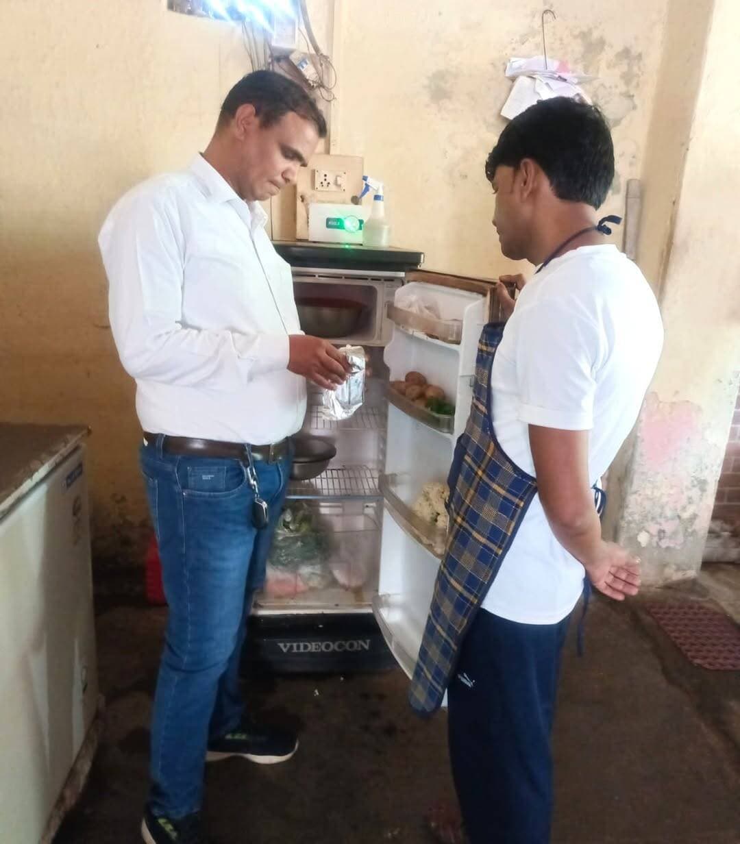 खाद्य सुरक्षा टीम ने विभिन्न क्षेत्रों में होटल-ढाबों का किया निरीक्षण
अस्वच्छता मिलने पर साफ-सफाई और खाद्य सुरक्षा मानकों के पालन के दिये निर्देश
=======================================================
कलेक्टर श्री हरेंद्र नारायन के निर्देशन एवं अपर कलेक्टर श्री धीरेंद्र सिंह के मार्गदर्शन में खाद्य सुरक्षा टीम द्वारा छिंदवाड़ा जिले में निरीक्षण, निगरानी एवं नमूना कार्य किया जा रहा है।
निरीक्षण के इसी क्रम में आज खाद्य सुरक्षा टीम द्वारा जिले के विकासखंड चौरई क्षेत्र स्थित न्यू ग्रीन होटल का निरीक्षण कर पुरानी सलाद को हटाया गया तथा साफ-सफाई के निर्देश दिए गए। साथ ही कर्मचारियों के मेडिकल सर्टिफिकेट बनाने के निर्देश दिए गए। ग्रीन ढाबा का निरीक्षण कर वेज एवं नॉनवेज खाद्य सामग्री अलग-अलग रखने तथा साफ-सफाई के निर्देश दिए गए।
इसी प्रकार छिंदवाड़ा क्षेत्र में डॉलसन होटल का निरीक्षण कर साफ-सफाई रखने, कर्मचारियों के मेडिकल सर्टिफिकेट बनाने एवं वॉटर टेस्टिंग कराने के निर्देश दिए गए। अमरवाड़ा क्षेत्र में महिमा ढाबा का निरीक्षण कर साफ-सफाई एवं वॉटर टेस्टिंग कराने के निर्देश दिए गए।
खाद्य सुरक्षा टीम द्वारा परासिया क्षेत्र के होटल पूनम प्लाजा, होटल जैनसंस, होटल सलूजा एवं होटल द जर्नी ऑफ टेस्ट कोसमी में भी पहुंचकर निरीक्षण कार्रवाई की गई। इस दौरान होटल पूनम प्लाजा एवं होटल सलूजा में अस्वच्छता की स्थिति पाई गई, जिस पर तत्काल साफ-सफाई रखने एवं कॉकरोच आदि इंसेक्ट को पूरी तरह समाप्त करने हेतु निर्देशित किया गया। होटल द जर्नी ऑफ टेस्ट कोसमी को खाद्य लाइसेंस प्रदर्शित करने के निर्देश दिए गए। पाई गई कमियों के विरुद्ध संबंधित खाद्य प्रतिष्ठानों को सुधार सूचना नोटिस जारी किए जा रहे हैं।