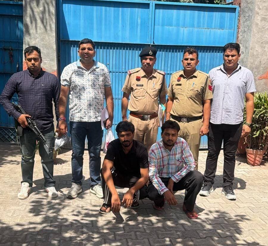 पानीपत पुलिस की नशे के खिलाफ बड़ी कार्यवाही नशा तस्करों पर पानीपत पुलिस का कड़ा प्रहार, 67.62 ग्राम स्मैक सहित करनाल निवासी दो तस्कर गिरफ्तार, सप्लायर की तलाश जारी
पानीपत । पानीपत पुलिस द्वारा नशा तस्करों के खिलाफ लगातार प्रभावी कार्रवाई की जा रही है। इसी कड़ी में सीआईए वन पुलिस टीम ने पानीपत-हरिद्वार बाईपास स्थित सनौली फ्लाईओवर पुल के नीचे बरेजा गाड़ी सवार दो नशा तस्करों को 67.62 ग्राम स्मैक सहित गिरफ्तार किया। आरोपियों की पहचान करनाल के गांव मुंडगढ़ी निवासी तालिब व उमर उर्फ काला के रूप में हुई है।
सीआईए वन प्रभारी इंस्पेक्टर विरेंद्र ने बताया कि उनकी टीम बुधवार शाम को गश्त के दौरान हरिद्वार रोड स्थित सनौली-रिछपुर मोड़ पर मौजूद थी। तभी टीम को गुप्त सूचना मिली कि पानीपत-हरिद्वार बाईपास स्थित सनौली फ्लाईओवर पुल के नीचे सफेद रंग की बरेजा कार में सवार दो युवक मादक पदार्थ लेकर किसी के इंतजार में खड़े हैं। पुलिस टीम ने सूचना को पुख्ता मानते हुए तुरंत मौके पर दबिश देकर कार सवार दोनों युवकों को काबू किया। पूछताछ में उन्होंने अपनी पहचान तालिब पुत्र यामिन व उमर उर्फ काला पुत्र अलीम निवासी गांव मुंडगढ़ी, करनाल के रूप में बताई।
पुलिस टीम ने ड्यूटी मजिस्ट्रेट बापौली तहसीलदार जसबीर मलिक की मौजूदगी में नियमानुसार दोनों युवकों की तलाशी ली। आरोपी तालिब की लोअर की जेब से तथा आरोपी उमर की पेंट की जेब से पन्नी में पैक स्मैक बरामद हुई। आरोपी तालिब से बरामद स्मैक का वजन करने पर 31.24 ग्राम तथा आरोपी उमर उर्फ काला से बरामद स्मैक का वजन 36.38 ग्राम पाया गया।
प्रभारी इंस्पेक्टर विरेंद्र ने बताया कि प्रारंभिक पूछताछ में दोनों आरोपियों ने पुलिस को बताया कि वे दोनों दोस्त हैं और शॉर्टकट तरीके से मोटे पैसे कमाने के लिए मिलकर कम कीमत पर स्मैक खरीदकर को वे सनौली क्षेत्र में स्मैक बेचने के लिए ग्राहक की तलाश में आए थे।
थाना सनौली में एनडीपीएस एक्ट के तहत अभियोग दर्ज कर पुलिस ने वीरवार को दोनों आरोपियों को माननीय न्यायालय में पेश किया जहां से उन्हें 4 दिन के पुलिस रिमांड पर लिया गया। रिमांड के दौरान पुलिस दोनों आरोपियों से गहनता से पूछताछ करने के साथ नशा तस्करी के नेटवर्क में शामिल अन्य आरोपियों और सप्लायर के ठिकानों का पता लगाकर उन्हें काबू करने का प्रयास करेगी।