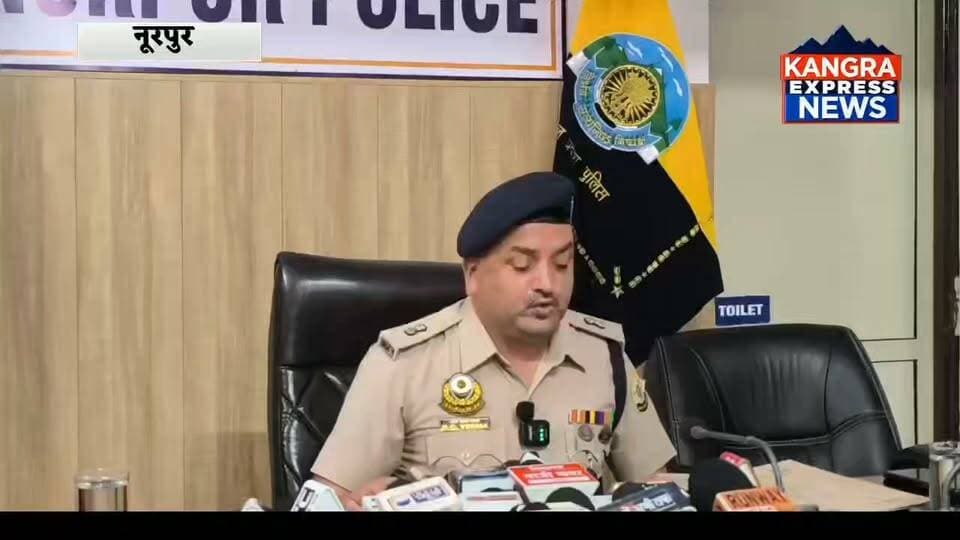 🚨 नशा माफिया पर नूरपुर पुलिस का बड़ा प्रहार, आरोपी की ₹3.32 करोड़ की संपत्ति जब्त |
Kangra Express
नूरपुर : डमटाल में 1 किलो 852 ग्राम चरस के मामले में गिरफ्तार आरोपी बलविंदर उर्फ बिल्ला की करीब ₹3.32 करोड़ की संपत्ति जब्त की गई है। जांच में होटल-कम-रेस्तरां, दुकानें, वाहन, अचल संपत्तियां और बैंक खातों में मौजूद धनराशि शामिल पाई गई।
नूरपुर पुलिस के अनुसार, 10 सितंबर 2026 तक 17 मामलों में नशा कारोबारियों की करीब ₹29.95 करोड़ की संपत्ति जब्त करवाई जा चुकी है। नशे के खिलाफ पुलिस का अभियान लगातार जारी है।