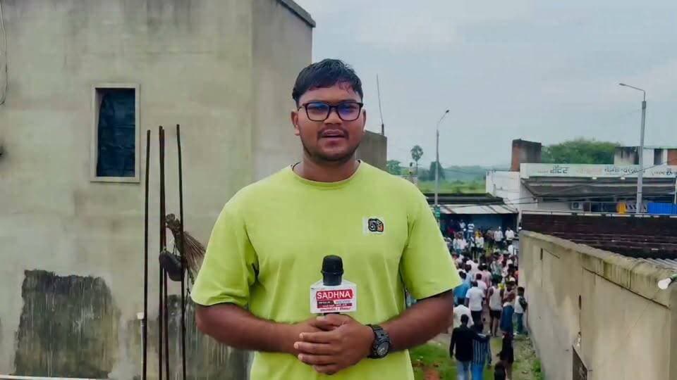 टुंडी थाना क्षेत्र के काजी टोला बादलपुर निवासी जाहिद अंसारी नामक एक युवक भ्रष्ट सिस्टम से आहत होकर चढ़ा मोबाइल टावर पर टाइगर जयराम महतो से वार्तालाप होने के बाद युवक उतरा टावर से