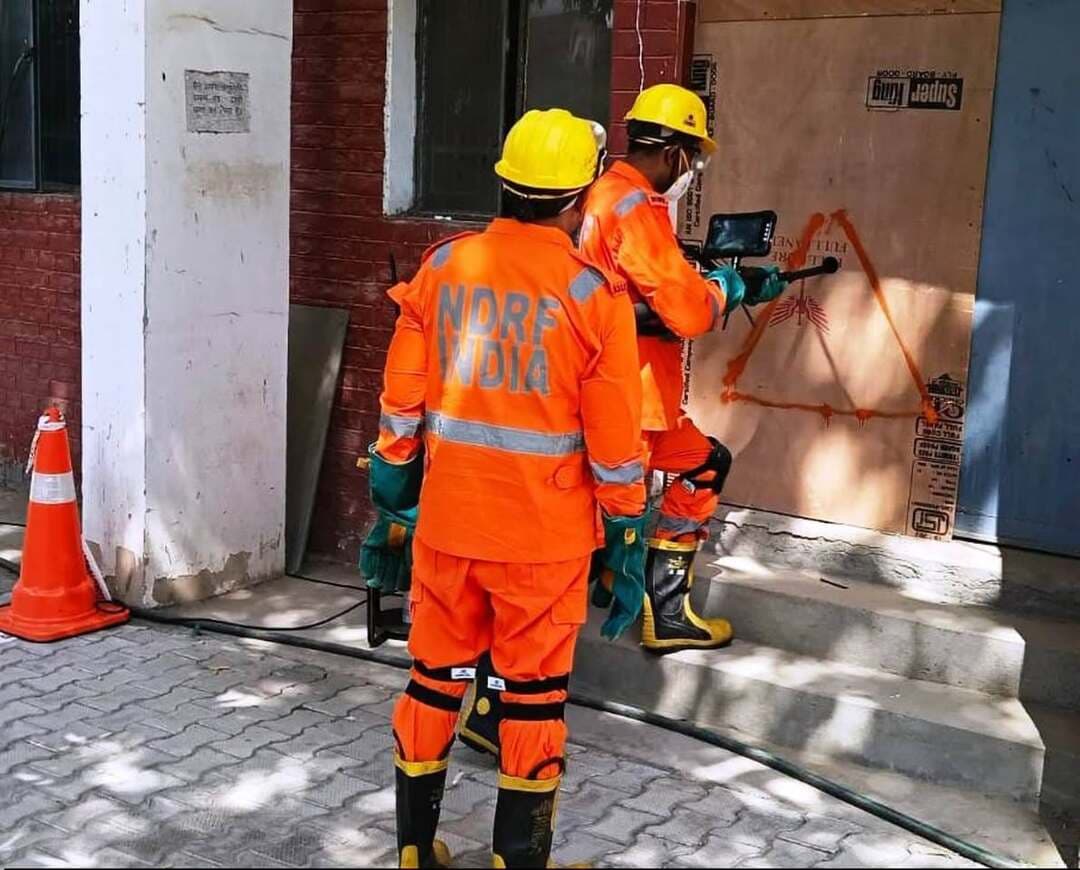 शिक्षा बोर्ड परिसर में हुई मॉकड्रिल....
हरियाणा विद्यालय शिक्षा बोर्ड परिसर में वीरवार को डीसी साहिल गुप्ता के मार्गदर्शन में एनडीआरएफ एवं एसडीआरएफ टीम के सहयोग से भूकंप जैसी आपदा की स्थिति में बचाव एवं राहत कार्यों की तैयारियों को परखने के लिए मॉक ड्रिल आयोजित की गई। मॉक ड्रिल डीआरओ राजकुमार भोरिया की देखरेख में हुई। इस दौरान शिक्षा बोर्ड के चेयरमैन शंकर लाल धूपड़ भी मौजूद रहे। मॉक ड्रिल में एनडीआरएफ, एसडीआरएफ के अलावा जिला रेडक्रॉस, स्वास्थ्य विभाग, पुलिस तथा अग्निशमन विभाग की टीमों ने आपदा की स्थिति में त्वरित राहत एवं बचाव कार्यों का अभ्यास करते हुए 63 लोगों को सुरक्षित बाहर निकाला। भूकंप का पैमाना 6.5 रियेक्टर रहा।
सायरन बजते ही मॉक ड्रिल की प्रक्रिया शुरु हुई। अभ्यास के दौरान 63 लोगों के भवन में फंसे होने की स्थिति बनाई गई, जिनमें आठ लोगों को गंभीर अवस्था में दर्शाया गया। एनडीआरएफ की टीम ने ड्रील से दरवाजे को काटकर दो लोगों को सुरक्षित निकाला और तत्काल उपचार के लिए सिविल अस्पताल भेजने की कार्रवाई की गई। अग्निशमन विभाग की टीम ने छह लोगों को सुरक्षित बाहर निकालने का अभ्यास किया जबकि रेडक्रॉस की टीम ने लोगों के प्राथमिक उपचार के लिए उपस्थित रही।