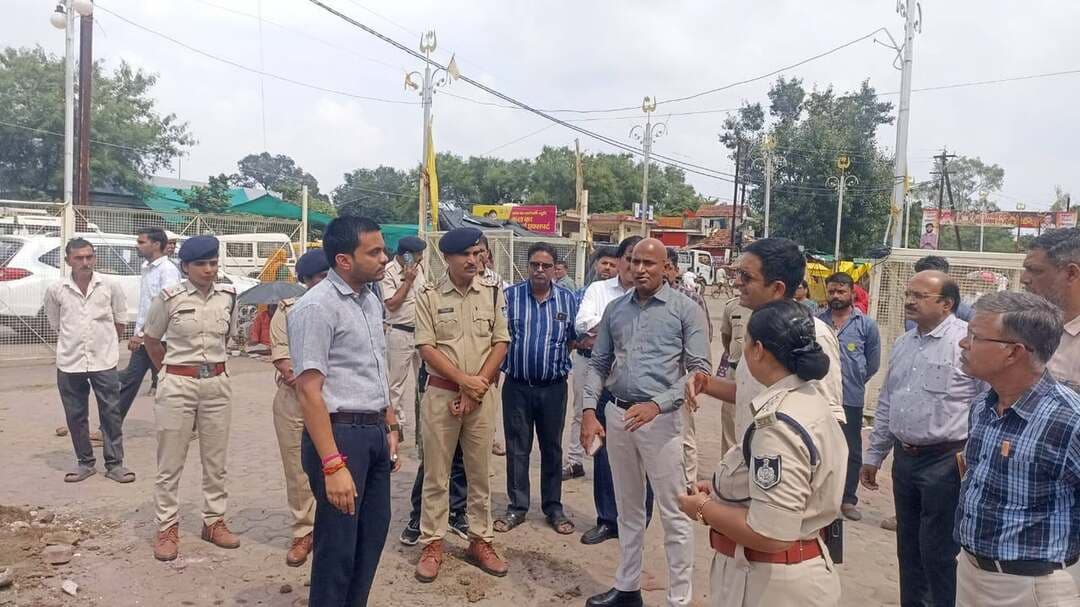 कलेक्टर ने किया गणेश मंदिर परिसर का निरीक्षण
गणेश चतुर्थी के अवसर पर सीहोर के गणेश मंदिर परिसर में मेले का आयोजन किया जा रहा है। कलेक्टर श्री बालागुरू के. ने मेले में आने वाले श्रद्धालुओं की सुविधाओं को दृष्टिगत रखते हुए आयोजन स्थल पर सभी आवश्यक व्यवस्थाएं सुनिश्चित करने के निर्देश दिए हैं।
कलेक्टर श्री बालागुरू के. ने श्रद्धालुओं की सुविधा को देखते हुए पुलिस प्रशासन को पार्किंग एवं बेहतर यातायात प्रबंधन के लिए पर्याप्त संख्या में पुलिसकर्मियों की ड्यूटी लगाने के निर्देश दिए। साथ ही नगर पालिका द्वारा कार्यक्रम स्थल पर पेयजल, साफ-सफाई सहित अन्य आवश्यक व्यवस्थाएं सुनिश्चित करने तथा कार्यक्रम स्थल का निरंतर निरीक्षण करने के निर्देश दिए गए।
कलेक्टर श्री बालागुरू के. ने गणेश मंदिर परिसर का निरीक्षण कर व्यवस्थाओं का जायजा लिया तथा संबंधित अधिकारी-कर्मचारियों को पूरी मुस्तैदी के साथ ड्यूटी करने के निर्देश दिए। इस अवसर पर एडिसनल एसपी श्री प्रशांत चौबे, एसडीएम श्री तन्मय वर्मा एवं नगर पालिका अधिकारी श्री सुधीर कुमार सहित अन्य अधिकारी उपस्थित थे।
<nis:link nis:type=tag nis:id=jansamparkmp nis:value=JansamparkMP nis:enabled=true nis:link/> <nis:link nis:type=tag nis:id=cmmadhyapradesh nis:value=CMMadhyaPradesh nis:enabled=true nis:link/> <nis:link nis:type=tag nis:id=madhyapradesh nis:value=MadhyaPradesh nis:enabled=true nis:link/> <nis:link nis:type=tag nis:id=sehore nis:value=sehore nis:enabled=true nis:link/>