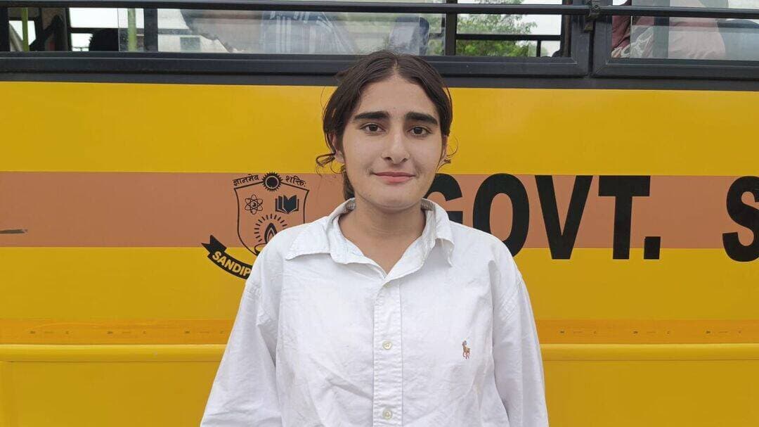 • मुख्यमंत्री लैपटॉप योजना से अंजली के सपनों को मिली नई उड़ान
• प्रतिभावान छात्रा को लैपटॉप क्रय करने के लिए मिली 25 हजार रुपये की सहायता राशि, ऑनलाइन पढ़ाई और प्रतियोगी परीक्षाओं की तैयारी में मिलेगी मदद’’
प्रतिभा और मेहनत से अपने भविष्य को संवारने का सपना देखने वाली सीहोर की छात्रा अंजली वर्मा के लिए मुख्यमंत्री लैपटॉप योजना नई उम्मीद और अवसर लेकर आई है। प्रतिभावान विद्यार्थियों को प्रोत्साहित करने के उद्देश्य से संचालित योजना के तहत अंजली को लैपटॉप क्रय करने के लिए 25 हजार रुपये की राशि प्रदान की गई है। लैपटॉप मिलने से अंजली बेहद खुश है और इसे अपने अध्ययन एवं भविष्य की तैयारी के लिए महत्वपूर्ण साधन मानती है।
अंजली बताती है कि लैपटॉप उसके लिए केवल एक इलेक्ट्रॉनिक उपकरण नहीं, बल्कि शिक्षा और सफलता की दिशा में आगे बढ़ने का माध्यम है। ऑनलाइन पढ़ाई भी कर सकेगी और इंटरनेट के माध्यम से देश-दुनिया से जुड़ सकेगी। विभिन्न विषयों की जानकारी, अध्ययन सामग्री और विशेषज्ञों के मार्गदर्शन तक आसानी से पहुंच बनाना उसके लिए पहले की तुलना में अधिक सुविधाजनक होगा।
अंजली का कहना है कि लैपटॉप के उपयोग से उसका समय और श्रम दोनों बचेंगे। वह अपनी सुविधा के अनुसार अध्ययन सामग्री देख और दोहरा सकेगी। साथ ही, विभिन्न प्रतियोगी एवं प्रवेश परीक्षाओं की तैयारी के लिए ऑनलाइन टेस्ट, प्रश्न-पत्र, वीडियो लेक्चर और अन्य उपयोगी सामग्री का लाभ भी उठा सकेगी। इससे उसकी पढ़ाई को नई गति मिलेगी और वह बेहतर तरीके से अपनी परीक्षाओं की तैयारी कर पाएगी।
वह कहती है कि आज के दौर में शिक्षा के क्षेत्र में तकनीक की भूमिका लगातार बढ़ रही है। ऐसे में लैपटॉप मिलने से उसे नई चीजें सीखने, अपनी जानकारी बढ़ाने और डिजिटल माध्यमों से जुड़ने का अवसर मिलेगा। इंटरनेट के माध्यम से वह देश-दुनिया की नई जानकारियों से अपडेट रह सकेगी और अपने अध्ययन को अधिक प्रभावी बना सकेगी।
अंजली ने मुख्यमंत्री डॉ. मोहन यादव का आभार व्यक्त करते हुए कहा कि प्रतिभावान विद्यार्थियों को आगे बढ़ने के लिए प्रोत्साहित करने वाली यह योजना उनके सपनों को साकार करने में महत्वपूर्ण भूमिका निभाएगी। उन्होंने कहा कि सरकार की इस सहायता से उसे अपने लक्ष्य की दिशा में मेहनत करने के लिए नया उत्साह मिला है। मुख्यमंत्री लैपटॉप योजना जैसे प्रयास विद्यार्थियों को आधुनिक तकनीक से जोड़ने के साथ उनकी शिक्षा और प्रतियोगी परीक्षाओं की तैयारी को आसान बनाएगी। अंजली के लिए यह लैपटॉप उसके उज्ज्वल भविष्य की ओर बढ़ते कदमों को और मजबूत करने वाला साबित होगा। अंजली वर्मा इस समय कॉलेज में अध्ययनरत है। उसने सीहोर के एक्सीलेंस स्कूल से 86 प्रतिशत अंकों के साथ 12 कक्षा उत्तीर्ण की है।
<nis:link nis:type=tag nis:id=jansamparkmp nis:value=JansamparkMP nis:enabled=true nis:link/> <nis:link nis:type=tag nis:id=cmmadhyapradesh nis:value=CMMadhyaPradesh nis:enabled=true nis:link/> <nis:link nis:type=tag nis:id=madhyapradesh nis:value=MadhyaPradesh nis:enabled=true nis:link/> <nis:link nis:type=tag nis:id=sehore nis:value=sehore nis:enabled=true nis:link/>