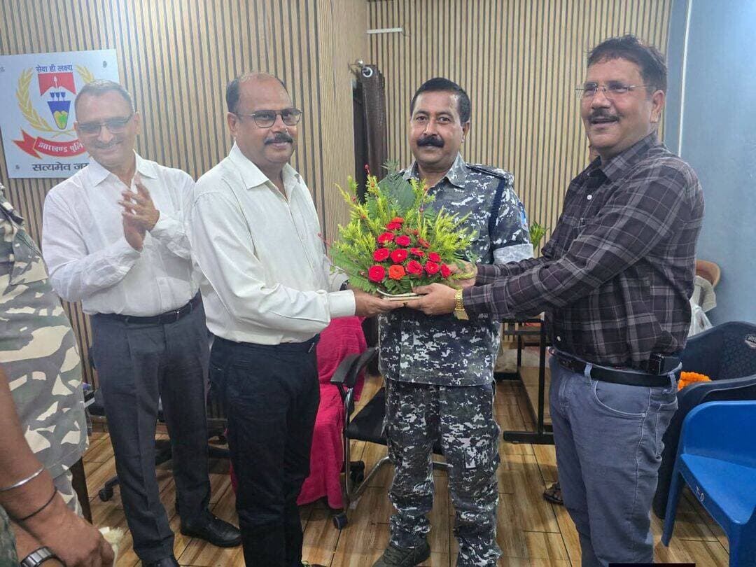 नगर थाना में विदाई और स्वागत समारोह, निवर्तमान थाना प्रभारी को भावपूर्ण विदाई
गिरिडीह। नगर थाना कार्यालय कक्ष में गुरुवार को विदाई एवं स्वागत समारोह का आयोजन किया गया। समारोह के दौरान निवर्तमान थाना प्रभारी पु.नि. रतन कुमार सिंह को भावपूर्ण विदाई दी गई, वहीं नवनियुक्त थाना प्रभारी पु.नि. श्याम किशोर महतो का गर्मजोशी से स्वागत किया गया।
समारोह में पुलिस पदाधिकारियों और कर्मियों ने निवर्तमान थाना प्रभारी रतन कुमार सिंह के कार्यकाल की सराहना करते हुए उनके कार्यों और योगदान को याद किया। इस दौरान उन्हें सम्मानपूर्वक विदाई देते हुए उनके उज्ज्वल भविष्य की शुभकामनाएं दी गईं।
वहीं, नगर थाना के नवनियुक्त थाना प्रभारी पु.नि. श्याम किशोर महतो का स्वागत करते हुए पुलिसकर्मियों ने उन्हें नई जिम्मेदारी के लिए शुभकामनाएं दीं। इस मौके पर सभी ने उम्मीद जताई कि उनके नेतृत्व में नगर थाना क्षेत्र में कानून-व्यवस्था को और बेहतर बनाने के साथ-साथ आम लोगों की सुरक्षा और समस्याओं के समाधान को प्राथमिकता दी जाएगी।
कार्यक्रम के दौरान आपसी सौहार्द और पुलिस टीम भावना की झलक देखने को मिली। विदाई के भावुक माहौल के साथ नए थाना प्रभारी के स्वागत ने समारोह को खास बना दिया।