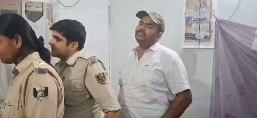 वैशाली डीएम कार्यालय के भ्रष्टाचार की खबर चलाने पर देर रात्रि 12 बजे पहुंची पुलिस पत्रकार के घर। शराब पीने के मामले में गिरफ्तार करने का किया प्रयास परन्तु पत्रकार नहीं पीते थे शराब। जिसके बाद खाली हाथ लौटी पुलिस