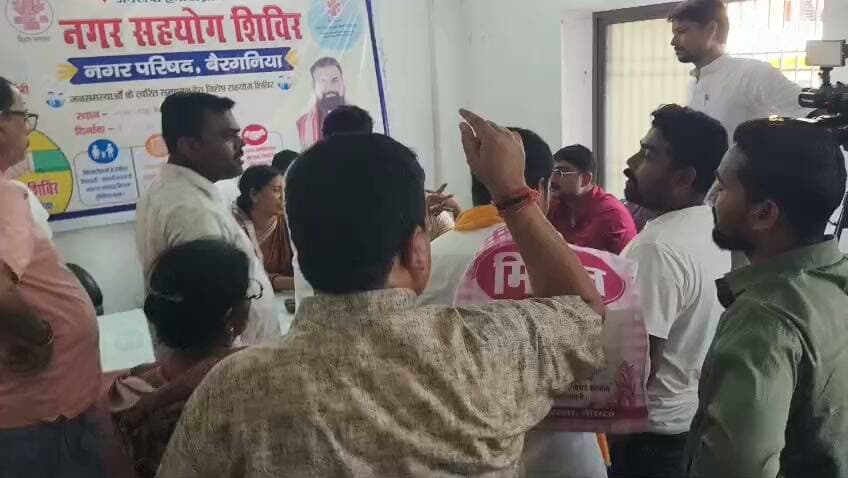 नगर परिषद बोर्ड की बैठक में हंगामा, 15 एजेंडों पर नहीं लगी मुहर
#पार्षदों ने सभापति पर मनमाने तरीके से एजेंडा तैयार करने का लगाया आरोप
#पुलिस ने पहुंचकर कराया शांत