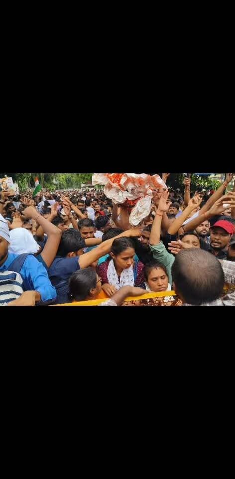 छात्रों ने दिया धरना प्रदर्शन ।आज प्रयागराज में नई नियम के बिरुद्ध सरकार के खिलाफ रोड पर उतरे छात्र और छात्राओं का पुरा हुजूम । #protestant
