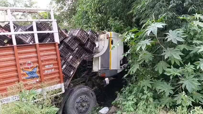चलते कैंटर का केबिन खुलने से अनियंत्रित हुआ वाहन, चालक की मौत
शिमला से चंडीगढ़ की ओर सेब लेकर जा रहे एक कैंटर का चलते समय अचानक केबिन खुल गया। इससे वाहन अनियंत्रित होकर टी टी आर होटल के सामने सड़क की दूसरी ओर चला गया और पहाड़ से जा टकराया।
चालक को उपचार के लिए एम्बुलेंस से ईएसआई अस्पताल परवाणू ले जाया गया, जहां चिकित्सकों ने उसे मृत घोषित कर दिया। हादसे की सूचना मिलते ही पुलिस मौके पर पहुंची और घटना की जांच शुरू कर दी। पुलिस ने मामला दर्ज कर आगामी कार्रवाई शुरू कर दी है।