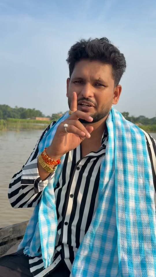 बेगूसराय में भोजपुरी सिंगर शिवेश मिश्रा ने बाद में फंसे लोगों के बीच खाने के लिए राशन वितरण किया