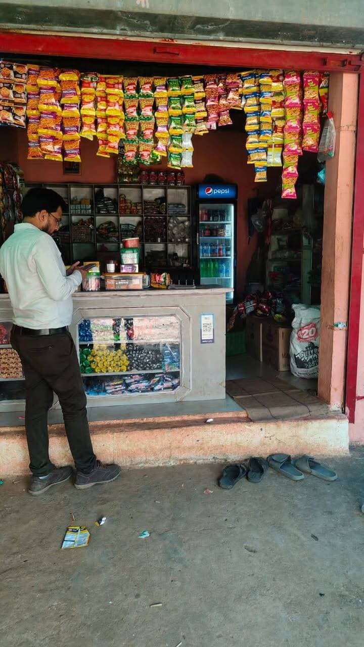 विद्युत चोरी के खिलाफ बड़ी कार्रवाई, 186 प्रकरण बनाए, 33.48 लाख की बिलिंग
हरदा। मध्यप्रदेश मध्य क्षेत्र विद्युत वितरण कंपनी लिमिटेड, हरदा वृत्त द्वारा जिले में विद्युत चोरी एवं अनाधिकृत उपयोग के खिलाफ व्यापक स्तर पर विशेष चेकिंग अभियान चलाया गया। अभियान के तहत गठित 21 चेकिंग दलों ने जिले के विभिन्न वितरण केंद्रों एवं क्षेत्रों में सघन जांच की।
कंपनी द्वारा की गई कार्रवाई में 186 बिजली चोरी एवं अनाधिकृत उपयोग के प्रकरण बनाए गए। इन प्रकरणों में कुल 33.48 लाख रुपये की बिलिंग की गई है। सभी संबंधित मामलों में नोटिस जारी कर राशि वसूली की कार्रवाई की जाएगी।
कंपनी प्रबंधन ने स्पष्ट किया है कि विद्युत चोरी एवं अनाधिकृत उपयोग के विरुद्ध यह अभियान लगातार जारी रहेगा। उपभोक्ताओं से अपील की गई है कि वे केवल वैध विद्युत कनेक्शन का उपयोग करें और किसी भी प्रकार की अनियमितता से बचें।
कंपनी के अनुसार विद्युत चोरी से न केवल कंपनी को आर्थिक नुकसान होता है, बल्कि इसका प्रतिकूल प्रभाव ईमानदार उपभोक्ताओं पर भी पड़ता है।