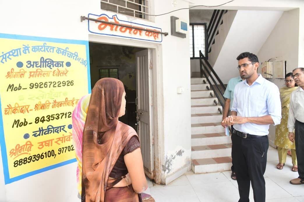 कलेक्टर ने छात्रावासों का निरीक्षण कर बुनियादी व्यवस्थाए देखीं
छात्र-छात्राओं को सभी आवश्यक सुविधाएं मुहैया कराने के निर्देश
हरदा - कलेक्टर सिद्धार्थ जैन ने गुरूवार को जिला मुख्यालय पर डॉ. भीमराव अम्बेडकर शासकीय उत्कृष्ट बालक एवं बालिका छात्रावास, नेताजी सुभाषचन्द्र बोस बालक एवं बालिका छात्रावास, कन्या छात्रावास परिसर अंतर्गत संचालित छात्रावासों एवं शासकीय पिछड़ा वर्ग पोस्ट मैट्रिक कन्या छात्रावास तथा शासकीय पिछड़ा वर्ग पोस्ट मैट्रिक बालक छात्रावास सहित राजा शंकर शाह रघुनाथ शाह बालक आश्रम का निरीक्षण कर वहां छात्राओं को उपलब्ध बुनियादी सुविधाओं का निरीक्षण किया। इस दौरान उन्होने संबंधित विभागों के अधिकारियों को निर्देश दिये कि यहां निवासरत छात्र-छात्राओं को सभी आवश्यक सुविधाएं मुहैया कराई जाए। सभी छात्रावासों में उपलब्ध सुविधाओं का विवरण एवं बजट की जानकारी का पटल लगाने के निर्देश दिये गये।
निरीक्षण के दौरान उन्होने कहा कि जिले में संचालित मिशन कोड शक्ति अंतर्गत छात्रावास में निवासरत विद्यार्थियों को कम्प्यूटर कोडिंग की शिक्षा उपलब्ध कराई जाए। छात्रावासों में गीले एवं सूखे कचरे के निष्पादन की पृथक-पृथक व्यवस्था हो। छात्रावासों के कक्षों में प्रकाश के पर्याप्त इंतजाम रहें। विद्यार्थियों को मिलने वाला भोजन उत्तम गुणवत्ता का हो, यह सुनिश्चित किया जाए। छात्रावासों के टायलेट साफ सुथरे रखे जाने के भी निर्देश दिये गये। साथ ही कहा गया कि छात्रावासों के परिसर में विद्यार्थियों को खेलने की व्यवस्था की जाए। छात्रावासों में पुस्तकालयों का भी संचालन हो और ज्ञानवर्धक फिल्में भी विद्यार्थियों को दिखाई जाए। भ्रमण के दौरान छीपानेर रोड़ स्थित शासकीय पोस्ट मेट्रिक पिछड़ा वर्ग छात्रावास में पहुँच मार्ग पर अतिक्रमण की जानकारी मिलने पर एसडीएम हरदा को जांच करने के निर्देश दिये गये। साथ ही छात्रावास की संरचनात्मक स्थिति की जांच भी करवाने के लिये सहायक संचालक पिछड़ा वर्ग को निर्देशित किया गया। उन्होने तवा कालोनी स्थित पिछड़ा वर्ग पोस्ट मैट्रिक कन्या छात्रावास के निरीक्षण के दौरान चल रहे मरम्मत कार्य को शीघ्र पूर्ण कराने के निर्देश दिये। भ्रमण के दौरान कलेक्टर द्वारा छात्रावासों में स्वच्छता का भी निरीक्षण किया गया। इस दौरान जिला शिक्षा अधिकारी डी.एस. रघुवंशी, जिला संयोजक जनजातीय कार्य विभाग प्रमोद माथुर, सहायक संचालक पिछड़ा वर्ग कल्याण विभाग विवेक सिंह, डीपीसी सुश्री गरीमा टोप्पो सहित अन्य संबंधित अधिकारी मौजूद थे।