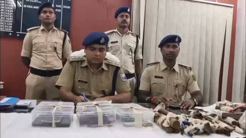मिनी ग.न फैक्ट्री का खुलासा, केला के खेत की आड़ में चल रहा था हथि/यार बनाने का खेल