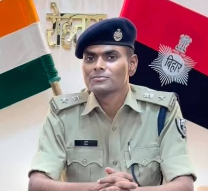 रोहतास में एसपी राज ने बड़ी कार्रवाई करते हुए गुरुवार शाम 33 पुलिस पदाधिकारियों का वेतन तत्काल प्रभाव से रोक दिया। स्थानांतरण के बाद लंबित कांडों का प्रभार नए अनुसंधानकर्ताओं को नहीं सौंपने पर यह कार्रवाई की गई है। एसपी ने बताया कि लंबित कांडों का प्रभार समय पर नहीं सौंपे जाने से अनुसंधान प्रभावित हो सकता है। इसी लापरवाही को गंभीरता से लेते हुए संबंधित 33 पदाधिकारियों का वेतन तत्काल प्रभाव से धारित किया गया है।
