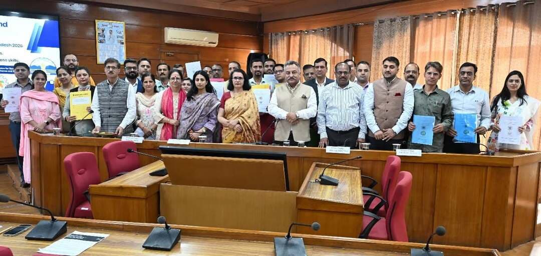 एईडीपी विद्यार्थियों को उद्योग का अनुभव और रोजगार के नए अवसर प्रदान करेंगे: शिक्षा मंत्री
उच्च शिक्षा विभाग ने अप्रेंटिसशिप एम्बेडेड डिग्री प्रोग्राम के लिए बीओएटी-एनआर के साथ समझौता ज्ञापन पर हस्ताक्षर किए
अप्रेंटिसशिप एम्बेडेड डिग्री प्रोग्राम्स (एईडीपी) को शैक्षणिक सत्र 2026-27 से 16 राजकीय महाविद्यालयों में लागू करने के लिए प्रदेश के उच्च शिक्षा विभाग ने आज बोर्ड ऑफ अप्रेंटिसशिप ट्रेनिंग (उत्तरी क्षेत्र), कानपुर (बीओएटी-एनआर) के साथ समझौता ज्ञापन पर हस्ताक्षर किए। इस समझौता ज्ञापन पर शिक्षा मंत्री रोहित ठाकुर की उपस्थिति में बीओएटी-एनआर के निदेशक विवेक कुमार तथा 16 महाविद्यालयों के प्रधानाचार्यों के मध्य हस्ताक्षर किए गए।
इस अवसर पर शिक्षा मंत्री रोहित ठाकुर ने कहा कि इस पहल का उद्देश्य कक्षा में दी जाने वाली शिक्षा और उद्योग की आवश्यकताओं के बीच के अंतर को कम करना है। इसके तहत विद्यार्थियों को मान्यता प्राप्त स्नातक डिग्री के साथ-साथ वास्तविक कार्यस्थल का व्यावहारिक अनुभव भी प्रदान किया जाएगा। उन्होंने कहा कि राज्य सरकार कौशल आधारित शिक्षा को बढ़ावा देने और युवाओं के लिए रोजगार के अवसर सृजित करने पर विशेष बल दे रही है।
उन्होंने कहा कि एईडीपी के तहत विद्यार्थी बैंकिंग, वित्तीय सेवाएं एवं बीमा, लॉजिस्टिक्स तथा रिटेल ऑपरेशंस मैनेजमेंट जैसे उद्योग-केंद्रित डिग्री कार्यक्रमों में अध्ययन करेंगे। इन कार्यक्रमों में शैक्षणिक अध्ययन के साथ उद्योग में कम से कम छह महीने की अनिवार्य प्रक्षिक्षुता (अप्रेंटिसशिप) शामिल होगी। विद्यार्थियों को प्रति माह न्यूनतम 10,900 रुपये का सुनिश्चित स्टाइपेंड प्रदान किया जाएगा। इससे विद्यार्थियों को पढ़ाई के साथ-साथ वास्तविक कार्यस्थल का अनुभव प्राप्त करने और उद्योग की आवश्यकताओं के अनुरूप कौशल विकसित करने का अवसर प्राप्त होगा।
शिक्षा मंत्री ने कहा कि एईडीपी के तहत पांच पाठ्यक्रमों को लागू करने की मंजूरी दी गई है। पहले चरण में 16 राजकीय महाविद्यालयों में तीन कार्यक्रम शुरू किए गए हैंकृ इनमें बी.कॉम. बैंकिंग, वित्तीय सेवाएं एवं बीमा, बी.कॉम. रिटेल ऑपरेशंस मैनेजमेंट तथा बी.कॉम. लॉजिस्टिक्स। इनमें से बी.कॉम. बीएफएसआई का संचालन 11 महाविद्यालयों, बी.कॉम. रिटेल ऑपरेशंस मैनेजमेंट का दो महाविद्यालयों तथा बी.कॉम. लॉजिस्टिक्स का तीन महाविद्यालयों में किया जा रहा है।
उन्होंने कहा कि बीओएटी-एनआर के साथ किया गया समझौता ज्ञापन उद्योगों के साथ संबंधों को और मजबूत करेगा तथा विद्यार्थियों के लिए अप्रेंटिसशिप के अवसर उपलब्ध करवाने में मदद करेगा। इससे विशेष रूप से ग्रामीण और आर्थिक रूप से कमजोर वर्गों के विद्यार्थियों को लाभ प्राप्त होगा, क्योंकि उन्हें कार्यस्थल का अनुभव, उद्योग से संबंधित कौशल और बेहतर रोजगार की संभावनाएं प्राप्त होंगी।
कार्यक्रम के पहले वर्ष में 16 राजकीय महाविद्यालयों में एईडीपी शुरू किए गए हैं और तीनों कार्यक्रमों में कुल 685 विद्यार्थियों ने प्रवेश लिया है। आने वाले वर्षों में और अधिक विद्यार्थियों को इन कार्यक्रमों से जोड़ा जाएगा। इस पहल को उद्योगों के साथ संपर्क, अप्रेंटिसशिप के अवसर, प्रशिक्षण तथा प्लेसमेंट सहायता के लिए महाविद्यालयों, विश्वविद्यालयों, बीओएटी-एनआर और सीआरआईएसपी के सहयोग से संचालित किया जा रहा है।
रोहित ठाकुर ने कहा कि हिमाचल प्रदेश उत्तर प्रदेश और राजस्थान के बाद देश का तीसरा राज्य है, जहां इस तरह के अप्रेंटिसशिप-आधारित डिग्री कार्यक्रम लागू किए गए हैं। उन्होंने कहा कि एईडीपी को विद्यार्थियों से मिल रही उत्साहजनक प्रतिक्रिया से विभाग को आने वाले वर्षों में इन कार्यक्रमों का विस्तार और अधिक महाविद्यालयों तक करने के लिए प्रोत्साहन मिलेगा। विद्यार्थियों को कौशल आधारित शिक्षा के अधिक अवसर उपलब्ध करवाने के लिए बी.ए और बी.एस.सी जैसे अन्य स्नातक पाठ्यक्रमों में भी अप्रेंटिसशिप-आधारित कार्यक्रम शुरू करने की संभावनाओं का अध्ययन किया जाएगा।
शिक्षा मंत्री ने कहा कि राज्य में 21 राजकीय महाविद्यालयों में रिटेल मैनेजमेंट तथा टूरिज्म एंड हॉस्पिटैलिटी में बी.वीओसी कार्यक्रम भी चलाए जा रहे हैं। इन कार्यक्रमों में बेहतर प्लेसमेंट परिणामों को देखते हुए सरकार ने इनका विस्तार 25 और महाविद्यालयों तक करने का निर्णय लिया है। हिमाचल प्रदेश के विद्यार्थियों को प्रतिष्ठित राष्ट्रीय और अंतरराष्ट्रीय कंपनियों में रोजगार प्राप्त हुआ है, जो कौशल आधारित उच्च शिक्षा की बढ़ती संभावनाओं को दर्शाता है।
उन्होंने कहा कि राज्य सरकार शिक्षा में उत्कृष्टता हासिल करने के लिए कई सुधार कर रही है। इन सुधारों का उद्देश्य शिक्षण की गुणवत्ता में सुधार, कौशल आधारित शिक्षा को मजबूत करना तथा विद्यार्थियों के लिए बेहतर अवसर सृजित करना है। इन पहलों से राज्य को विभिन्न क्षेत्रों में पहचान भी मिली है और ये प्रयास हिमाचल प्रदेश को शिक्षा के क्षेत्र में एक मॉडल राज्य बनाने के लक्ष्य की दिशा में योगदान दे रहे हैं।
शिक्षा सचिव राकेश कंवर ने धन्यवाद प्रस्ताव प्रस्तुत करते हुए कहा कि यह समझौता ज्ञापन विद्यार्थियों को व्यावहारिक अनुभव, उद्योग-केंद्रित कौशल और रोजगार के अधिक अवसर उपलब्ध करवा कर उनके लिए नए रास्ते खोलने में महत्वपूर्ण भूमिका निभाएगा। उन्होंने कहा कि राज्य सरकार शिक्षा क्षेत्र में गुणात्मक सुधार लाने और विद्यार्थियों को आगे बढ़ने के लिए अनुकूल वातावरण प्रदान करने के लिए कई प्रगतिशील कदम उठा रही है।
इस अवसर पर शिक्षा विभाग के वरिष्ठ अधिकारी, विभिन्न महाविद्यालयों के प्रधानाचार्य तथा बीओएटी-एनआर के पदाधिकारी भी उपस्थित थे।