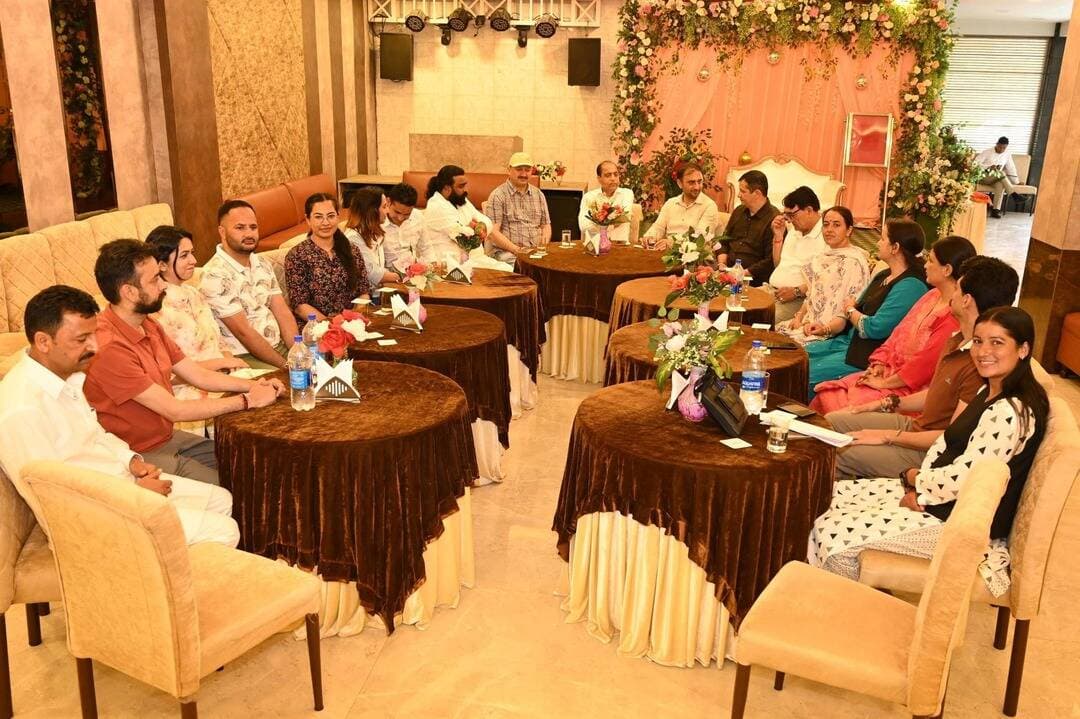 न सत्ता का दुरुपयोग काम आया, न साजिशें, लोकतंत्र जीता, तानाशाही हारी: जयराम ठाकुर
--बोले, इस हार से सबक ले संविधान, लोकतंत्र और जनादेश का सम्मान करना सीखें मुख्यमंत्री
---चंडीगढ़ में बनी रणनीति से चारों खाने चित हुई कांग्रेस, अपने पार्षद भी नहीं संभाल पाई कांग्रेस
शिमला : पूर्व मुख्यमंत्री एवं नेता प्रतिपक्ष जयराम ठाकुर ने शिमला जिला परिषद अध्यक्ष के पद पर भूपेंद्र सिंह सिसोदिया और उपाध्यक्ष के पद पर भारत सिंह कलांटा की जीत पर बधाई दी। शिमला से जारी बयान में उन्होंने मुख्यमंत्री सुखविंदर सिंह सुक्खू को जमकर घेरा। जयराम ठाकुर ने कहा कि न तो मुख्यमंत्री के सत्ता का दुरुपयोग और हथकंडे काम आए और न ही उनकी एक भी साजिश कामयाब हुई। बस मुख्यमंत्री का संविधान और लोकतंत्र विरोधी चेहरा बेनकाब हुआ। प्रदेश में लोकतंत्र और संविधान की जीत हुई है, तानाशाही हारी है। मुख्यमंत्री को पंचायत चुनाव में कदम दर कदम मिली हार से सबक लेना चाहिए। वह न सिर्फ जनता की अदालत में हारे, बल्कि अपने संविधान विरोधी तानाशाही फैसलों की वजह से न्यायालय में भी मुंह की खाए। उन्हें इस हार से यह समझ लेना चाहिए कि व्यवस्था लोकतांत्रिक व्यवस्था संविधान के हिसाब से चलेगी, उनकी तानाशाही और तुगलकशाही के हिसाब से नहीं। मुख्यमंत्री के पास अब जितनी भी ऊर्जा और समय बचा है, वह मनमानी के नियम बनाकर कानूनी लड़ाई में लगाकर मुंह की खाने के बजाय प्रदेश हित में लगाएं। सिर्फ पंचायती राज और स्थानीय निकाय के चुनाव में ही मुख्यमंत्री एक दर्जन से ज्यादा बार न्यायालय में सरकार की फजीहत करवा चुके हैं। आज शिमला जिला परिषद के चुनाव भी माननीय उच्च न्यायालय द्वारा निर्धारित की गई तारीख पर हो रहे हैं। मुख्यमंत्री का बस चलता तो यह चुनाव न जाने कब करवाते।
जयराम ठाकुर ने कहा कि मुख्यमंत्री सुक्खू सत्ता का सेमीफाइनल बुरी तरह हार चुके हैं। पंचायती चुनाव का जनादेश कांग्रेस के सिर्फ खिलाफ नहीं गया, बल्कि कांग्रेस को साफ कर गया है। हाथ में संविधान की किताब लहराने और खुद को लोकतांत्रिक बताने भर से कुछ नहीं होता, उसके लिए लोकतंत्र का सम्मान व्यवहार में भी लाना पड़ता है। इसलिए वह जनादेश और संविधान का सम्मान करना सीखें। हिमाचल प्रदेश के 11 जिलों में हुए जिला परिषद के चुनाव में 10 जिलों में भारतीय जनता पार्टी की प्रचंड जीत हुई है। ज्यादातर जगहों पर कांग्रेस को नामांकन दाखिल करने के लिए प्रत्याशी तक नहीं मिला। आने वाले चुनाव में कांग्रेस की इससे भी बड़ी दुर्गति तय है। कल 25 जिला परिषद सदस्यों में से 13 भारतीय जनता पार्टी के थे और 12 कांग्रेस के, इसके बाद भी उपाध्यक्ष के चुनाव में भारतीय जनता पार्टी के विजेता प्रत्याशी को 14 वोट मिले। इससे साफ है कि कांग्रेस अपना घर भी नहीं संभाल पाई। इसका कारण भी स्पष्ट है कि कांग्रेस जनता का भरोसा खो चुकी है।
चुनाव से पूर्व चंडीगढ़ में बनी रणनीति से चारों खाने चित हुई कांग्रेस
शिमला जिला परिषद के अध्यक्ष और उपाध्यक्ष के चुनाव के पहले चंडीगढ़ में जयराम ठाकुर के साथ चुनाव की रणनीति की रूपरेखा तैयार की गई। इस दौरान भाजपा समर्थित सभी जिला परिषद सदस्य, शिमला जिले के राजनेता एवं पदाधिकारी भी उपस्थित रहे। सरकार द्वारा सभी सदस्यों को प्रताड़ित करने के लिए विभिन्न प्रकार से दबाव बनाया गया, तरह-तरह के मामलों में फंसाने की कोशिश की गई। सरकार का एक भी हथकंडा काम नहीं आया। सरकार, मुख्यमंत्री और उनका तंत्र भाजपा समर्थित जिला परिषद सदस्यों को लाख कोशिशों के बाद भी डिगा नहीं पाया। उन्होंने भाजपा प्रत्याशियों का साथ देने वाले सभी जिला परिषद सदस्यों का आभार जताया।