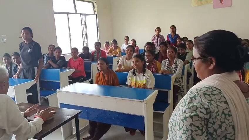 चित्रकूट में डायट प्राचार्य ने किया कस्तूरबा गांधी बालिका विद्यालय एवं 10 परिषदीय विद्यालयों का औचक निरीक्षण, व्यवस्थाओं का लिया जायजा
जिला शिक्षा एवं प्रशिक्षण संस्थान (डायट) शिवरामपुर, चित्रकूट के प्राचार्य बी.के. शर्मा द्वारा आज दिनांक 10.09.2026 को पहाड़ी विकासखण्ड के अंतर्गत 01 कस्तूरबा गांधी बालिका आवासीय विद्यालय चकौंध एवं 10 परिषदीय विद्यालयों का औचक निरीक्षण किया गया। निरीक्षण का मुख्य उद्देश्य विद्यालयों की शैक्षणिक गुणवत्ता, भौतिक परिवेश और व्यवस्थाओं का जायजा लेना था।
निरीक्षण की शुरुआत ई.एम.पी.वि. चकौंध से हुई, जहाँ प्रातः 08:30 से 08:47 बजे तक निरीक्षण के दौरान 103 के सापेक्ष 77 छात्र उपस्थित पाए गए तथा पठन-पाठन सुचारू रूप से संचालित मिला। शिक्षकों की उपस्थिति शत-प्रतिशत रही, विद्यालय का माहौल अच्छा था और निरीक्षण के समय एस.एम.सी. अध्यक्ष भी उपस्थित रहे, जिन्हें प्राचार्य महोदय द्वारा स्वयं कक्षा कक्ष में जाकर शिक्षण कार्य किया। इसके उपरांत, उच्च प्राथमिक विद्यालय चकौंध का निरीक्षण प्रातः 09:00 से 09:20 बजे तक किया गया, जिसमें 108 के सापेक्ष 63 छात्र उपस्थित मिले और शिक्षकों की शत-प्रतिशत उपस्थिति दर्ज की गई तथा बच्चों का यूनिट टेस्ट चल रहा था।
प्राथमिक विद्यालय चकजाफर का निरीक्षण प्रातः 09:35 से 09:45 बजे तक किया गया, जहाँ 105 के सापेक्ष 65 छात्र उपस्थित मिले, शिक्षकों की शत-प्रतिशत उपस्थिति के साथ शिक्षण कार्य हो रहा था, हालांकि परिसर में एक भवन जर्जर खड़ा है जिसका अभी तक ध्वस्तीकरण नहीं हुआ है। इसके बाद, उच्च प्राथमिक विद्यालय इटौरा का निरीक्षण प्रातः 10:00 से 10:22 बजे तक किया गया, जिसमें 169 के सापेक्ष 102 छात्र उपस्थित मिले और समस्त स्टाफ शिक्षण कार्य करते पाए गए। विद्यालय का शैक्षिक परिवेश आकर्षक था और प्राचार्य द्वारा स्वयं कक्षा कक्ष में शिक्षण कार्य भी कराया गया।
प्राथमिक विद्यालय इटौरा का निरीक्षण प्रातः 10:30 से 11:05 बजे तक किया गया, जहाँ 140 के सापेक्ष 83 छात्र उपस्थित मिले, शिक्षकों की उपस्थिति शत-प्रतिशत व पठन-पाठन सुचारू पाया गया। प्रधानाध्यापक अनिरुद्ध सिंह बी.आर.सी. पर ऑडिट कराने गए थे, उपस्थिति पंजीका में हस्ताक्षर सही पाए गए परंतु पत्र व्यवहार पंजीका में दिनांक रहित सूचना अंकित और हस्ताक्षर में भिन्नता पाई गई। परिसर में बालक-बालिकाओं हेतु मूत्रालय व शौचालय की व्यवस्था नहीं थी तथा गेहूं भीगने के कारण एमडीएम की जांच करते हुए पाया गया कि मीनू के अनुसार रोटी-सब्जी के स्थान पर दाल-चावल बनाया गया था, जिसे प्राचार्य द्वारा विद्यालय में बच्चों के साथ बैठकर भोजन भी ग्रहण किया गया।
पी.एम. श्री कम्पोजिट विद्यालय अशोह का निरीक्षण पूर्वाह्न 11:45 से 12:30 बजे तक किया गया, जिसमें 353 के सापेक्ष 231 छात्र उपस्थित मिले और शिक्षकों की उपस्थिति शत-प्रतिशत पाई गई। एम.डी.एम. पंजीका (प्राथमिक स्तर) में कल दिनांक 09.09.2026 की कोई प्रविष्टि नहीं पाई गई, और प्रधानाध्यापक नवल सिंह द्वारा बताया गया कि वे बीएसए बैठक में गए थे तथा प्रभार मुहम्मद तुफैल (सहायक अध्यापक) को देकर गए थे, जिनकी यह घोर उदासीनता पाई गई।
प्रधानाध्यापक कक्ष में सामान अस्त-व्यस्त मिला, 15 कक्षा-कक्ष जर्जर स्थिति में हैं, लीडरशिप का अभाव देखा गया और विद्यालय में शैक्षिक परिवेश संतोषजनक न मिलने पर बरसात के बाद वालपेंटिंग कराने के निर्देश दिए गए। प्राथमिक विद्यालय पांडेय पुरवा अशोह का निरीक्षण दोपहर 12:40 से 01:05 बजे तक हुआ, जहाँ 78 के सापेक्ष 63 छात्र उपस्थित रहे, उमेश कुमार द्विवेदी (शिक्षा मित्र) बिना सूचना के अनुपस्थित पाए गए तथा विद्यालय में बाउंड्री वॉल उपलब्ध नहीं है।
दोपहर के सत्र में, उच्च प्राथमिक विद्यालय बाबूूपुर का निरीक्षण दोपहर 01:30 से 01:40 बजे तक किया गया, जिसमें 59 के सापेक्ष 47 छात्र उपस्थित पाए गए तथा शिक्षकों की उपस्थिति शत-प्रतिशत व पठन-पाठन सुचारू मिला। इसके तुरंत बाद प्राथमिक विद्यालय बाबूूपुर का निरीक्षण दोपहर 01:45 से 01:55 बजे तक हुआ, जहाँ 75 के सापेक्ष 55 छात्र और शत-प्रतिशत शिक्षक उपस्थित मिले तथा पठन-पाठन सुचारू रूप से चलता पाया गया।
प्राथमिक विद्यालय लालनपुरवा का निरीक्षण दोपहर 02:05 से 02:30 बजे तक किया गया, जिसमें 49 के सापेक्ष 32 छात्र उपस्थित मिले। यहाँ पाया गया कि संध्या यादव शिक्षामित्र लगातार 4 वर्षों से अनुपस्थित चल रही हैं, शेष शिक्षकों की उपस्थिति शत-प्रतिशत व पठन-पाठन सुचारू था। विद्यालय परिसर में पानी की व्यवस्था नहीं है और ऊपर से 11000 वोल्टेज की विद्युत तार जा रही है जिसे छात्र हित में हटाना अति आवश्यक है।
अंत में, कस्तूरबा गांधी बालिका आवासीय विद्यालय चकौंध का निरीक्षण दोपहर 02:50 से 03:30 बजे तक किया गया। निरीक्षण के दौरान पाया गया कि अर्चना (शिक्षिका) अनुपस्थित पाई गई हैं, शेष शिक्षिकाओं की उपस्थिति शत-प्रतिशत तथा वार्डन अवकाश पर थीं। प्रधानाचार्य निर्धारित समय 02:30 बजे विद्यालय के निर्धारित समय पर जा चुकी थीं, शिक्षक डायरी विभाग द्वारा उपलब्ध नहीं कराई गई है। कक्षा 10 व 11 की छात्रों के साथ वार्ता की गई, वार्ता के दौरान अवगत कराया गया कि अंग्रेजी विषय पढ़ाने के लिए कोई प्रवक्ता/ सहायक अध्यापिका नहीं है।
डायट प्राचार्य बी.के. शर्मा द्वारा सभी संबंधित विद्यालयों के निरीक्षण के उपरांत पाई गई कमियों, व्यवस्थाओं और अनियमितताओं के संबंध में जिला बेसिक शिक्षा अधिकारी, चित्रकूट को आवश्यक कार्रवाई हेतु आख्या प्रेषित कर दी गई है।