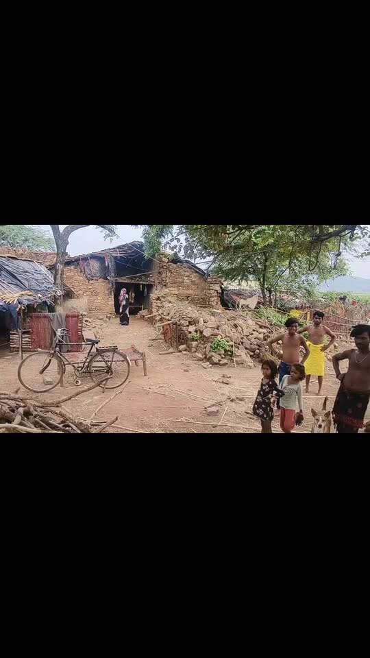 #चित्रकूट
मानिकपुर तहसील अंतर्गत ऊँचाडीह पंचायत के गढ़वा गांव में बाढ़ और अतिवृष्टि की वजह से गरीब परिवारों को काफी नुकसान हुआ है ।