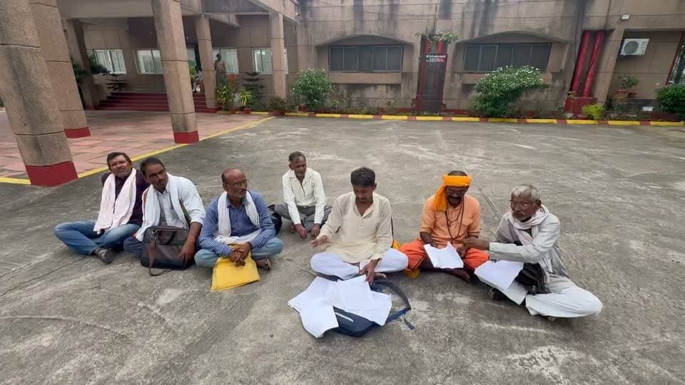 #चित्रकूट
चकबंदी विभाग के खिलाफ युवक ने दिया धरना