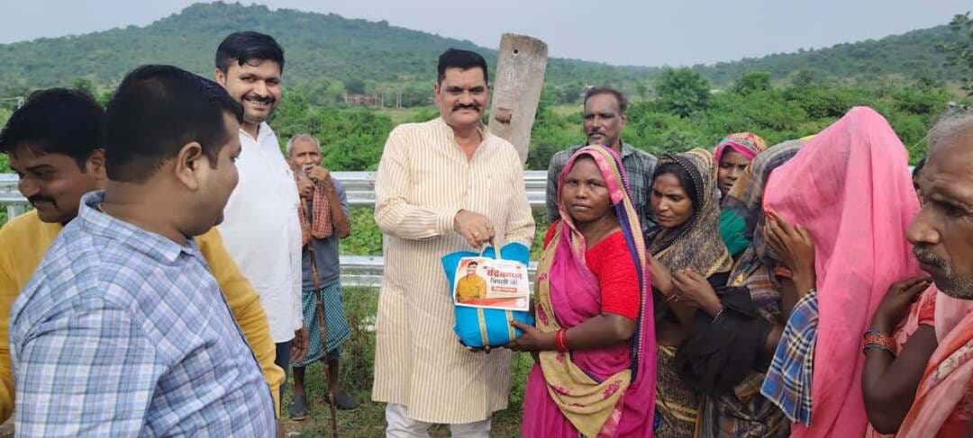चित्रकूट क्षेत्र में बाढ़ पीड़ितों के लिए मसीहा बनकर सामने आए चंद्रकमल त्रिपाठी
राहत और मदद की कड़ी लगातार जारी, मझगवां के रामपुरवा कोलान पहुंचकर पीड़ित परिवारों को वितरित की खाद्यान्न सामग्री
मझगवां। चित्रकूट विधानसभा क्षेत्र में हाल ही में आई अतिवृष्टि और बाढ़ ने जनजीवन को बुरी तरह प्रभावित किया है। कई गांवों और बस्तियों में लोगों के घरों में पानी भर गया, परिवारों के सामने भोजन और रोजमर्रा की आवश्यक वस्तुओं का संकट खड़ा हो गया। इस मुश्किल घड़ी में बाढ़ पीड़ित परिवारों की मदद के लिए जनप्रतिनिधियों, सामाजिक कार्यकर्ताओं और समाजसेवियों द्वारा लगातार राहत कार्य किए जा रहे हैं। इसी क्रम में चित्रकूट विधानसभा क्षेत्र के वरिष्ठ भाजपा नेता एवं मध्यप्रदेश भाजपा प्रदेश कार्यसमिति सदस्य चंद्रकमल त्रिपाठी ‘दादू’ बाढ़ प्रभावित परिवारों की मदद के लिए लगातार सक्रिय हैं। उनके मार्गदर्शन में राहत एवं सहायता का सिलसिला लगातार आगे बढ़ाया जा रहा है और बाढ़ से प्रभावित जरूरतमंद परिवारों तक खाद्यान्न सहित आवश्यक सामग्री पहुंचाई जा रही है। गुरुवार को मझगवां क्षेत्र के रामपुरवा कोलान बस्ती में पहुंचकर बाढ़ से प्रभावित पीड़ित परिवारों के बीच खाद्यान्न सामग्री का वितरण किया गया। इस दौरान प्रभावित परिवारों से मुलाकात कर उनकी स्थिति जानी गई तथा उनकी समस्याओं और जरूरतों को समझने का प्रयास किया गया। राहत सामग्री मिलने पर पीड़ित परिवारों ने राहत की सांस ली और सहयोग के लिए आभार व्यक्त किया।
संकट की घड़ी में जरूरतमंदों के साथ खड़े रहने का संकल्प
बाढ़ के कारण क्षेत्र के अनेक परिवारों को आर्थिक और सामाजिक परेशानियों का सामना करना पड़ रहा है। कई परिवारों के घरों में पानी भरने के कारण घरेलू सामान और खाद्यान्न तक प्रभावित हुआ है। ऐसे समय में सबसे बड़ी आवश्यकता प्रभावित परिवारों तक समय पर भोजन और आवश्यक सामग्री पहुंचाने की है। चंद्रकमल त्रिपाठी ‘दादू’ के मार्गदर्शन में चल रही राहत गतिविधियों का उद्देश्य ऐसे ही जरूरतमंद परिवारों तक सहायता पहुंचाना है, जो बाढ़ की वजह से कठिन परिस्थितियों में जीवन यापन कर रहे हैं। रामपुरवा कोलान में खाद्यान्न वितरण इसी सेवा अभियान की एक और महत्वपूर्ण कड़ी रही।
‘आपदा के समय मानवता की सेवा सबसे बड़ा धर्म’
इस अवसर पर चंद्रकमल त्रिपाठी ‘दादू’ ने कहा कि प्राकृतिक आपदा की इस घड़ी में प्रत्येक सक्षम व्यक्ति का दायित्व है कि वह जरूरतमंद परिवारों के साथ खड़ा हो। उन्होंने कहा कि बाढ़ पीड़ितों की पीड़ा केवल उनकी व्यक्तिगत समस्या नहीं है, बल्कि यह पूरे समाज की जिम्मेदारी है कि संकट के समय उनके साथ सहयोग और संवेदना के साथ खड़ा रहे। उन्होंने कहा कि राहत और सहायता का यह अभियान केवल एक दिन तक सीमित नहीं रहेगा, बल्कि जरूरत के अनुसार लगातार जारी रखा जाएगा। बाढ़ प्रभावित क्षेत्रों में जिन परिवारों को भोजन, खाद्यान्न अथवा अन्य आवश्यक वस्तुओं की आवश्यकता है, उन तक सहायता पहुंचाने के प्रयास किए जा रहे हैं।
पीड़ित परिवारों में दिखी राहत की भावना
रामपुरवा कोलान में खाद्यान्न सामग्री मिलने के बाद पीड़ित परिवारों के चेहरों पर राहत दिखाई दी। बाढ़ के बाद उत्पन्न कठिन परिस्थितियों में खाद्यान्न सामग्री उनके लिए महत्वपूर्ण सहारा बनी। स्थानीय लोगों ने कहा कि आपदा के समय जब परिवारों को सबसे ज्यादा सहयोग की आवश्यकता होती है,तब उनके बीच पहुंचकर मदद करना समाज के प्रति संवेदनशीलता का परिचय है चित्रकूट विधानसभा क्षेत्र में बाढ़ के बाद लगातार चलाए जा रहे राहत कार्यों के बीच चंद्रकमल त्रिपाठी ‘दादू’ की सक्रियता चर्चा का विषय बनी हुई है। क्षेत्र में जरूरतमंद परिवारों के बीच पहुंचकर राहत सामग्री उपलब्ध कराने का सिलसिला लगातार जारी है। बाढ़ की विभीषिका से प्रभावित चित्रकूट क्षेत्र में राहत और सेवा का यह अभियान यह संदेश दे रहा है कि संकट चाहे कितना भी बड़ा हो, यदि समाज एकजुट होकर जरूरतमंदों के साथ खड़ा हो तो मुश्किल परिस्थितियों का सामना मजबूती से किया जा सकता है।
