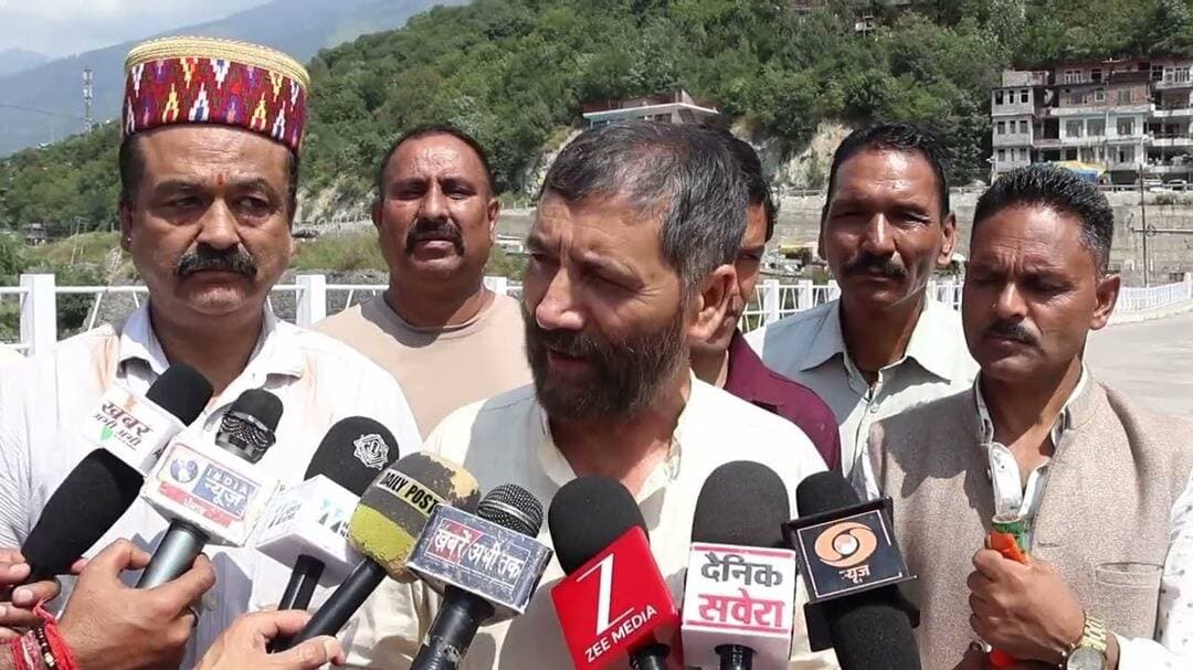 कुल्लू की समस्याओं को लेकर सड़कों पर उतरी बीजेपी कहा विधायक लोगों को दिखा रहे हैं झूठे सपने