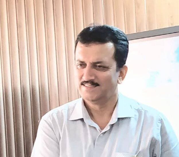 राजकीय महाविद्यालय पांवटा में नई अभिभावक-शिक्षक संघ के गठन को लेकर 12 सितंबर को बैठक
======
पांवटा साहिब : राजकीय महाविद्यालय पांवटा साहिब में शैक्षणिक सत्र 2026-27 के लिए नई अभिभावक-शिक्षक संघ की कार्यकारिणी के गठन को लेकर 12 सितंबर दिन शनिवार को आम सभा का आयोजन किया जाएगा। यह बैठक सुबह 10 बजे महाविद्यालय परिसर आयोजित होगी।
महाविद्यालय के प्राचार्य डॉ. जगदीश चौहान ने जानकारी देते हुए बताया कि आम सभा का मुख्य उद्देश्य शैक्षणिक सत्र 2026-27 के लिए नई PTA बॉडी का गठन करना है। बैठक में महाविद्यालय के विद्यार्थियों के अभिभावक एवं संरक्षक, शिक्षक तथा अन्य संबंधित सदस्य भाग लेंगे।
उन्होंने बताया कि PTA महाविद्यालय और अभिभावकों के बीच बेहतर समन्वय स्थापित करने में महत्वपूर्ण भूमिका निभाती है। नई कार्यकारिणी के गठन के माध्यम से विद्यार्थियों के शैक्षणिक एवं समग्र विकास से जुड़े विषयों पर अभिभावकों और शिक्षकों की सहभागिता को और मजबूत किया जाएगा।
प्राचार्य डॉ. जगदीश चौहान ने सभी विद्यार्थियों के अभिभावकों/संरक्षकों एवं महाविद्यालय के शिक्षकों से आग्रह किया कि वे आम सभा में निर्धारित समय पर उपस्थित होकर नई PTA कार्यकारिणी के गठन की प्रक्रिया में सक्रिय रूप से भाग लें।
